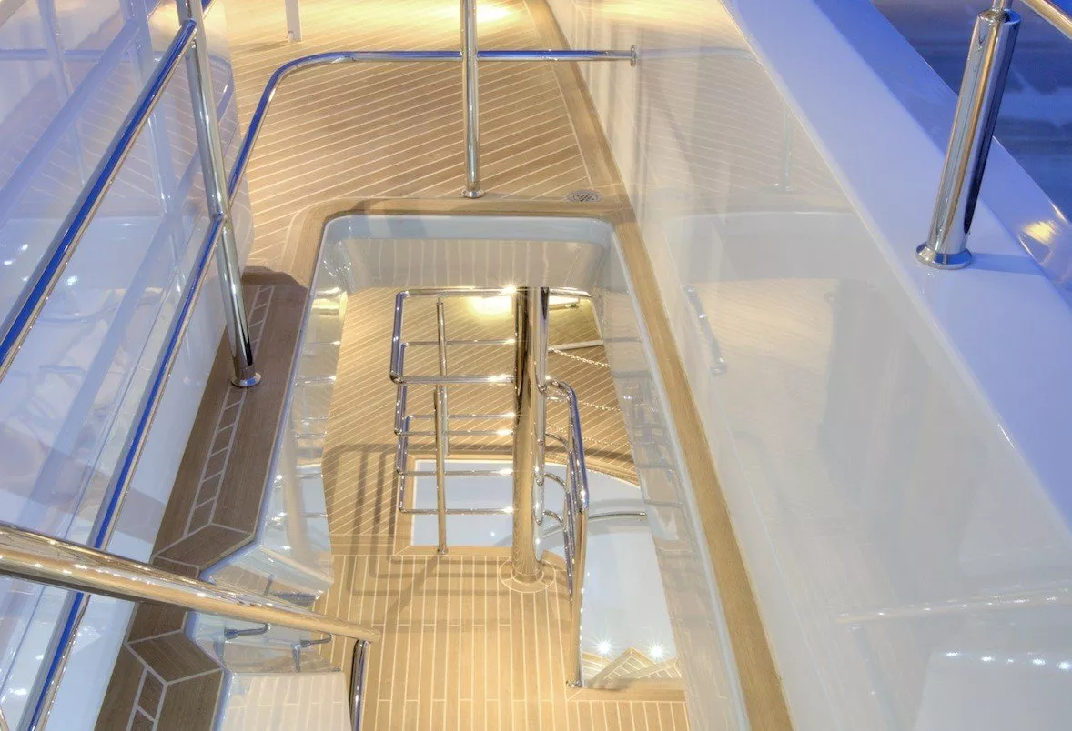 https://dev-api.arconyachts.com/storage/media/23889/conversions/695_4204202822-optimize.webp