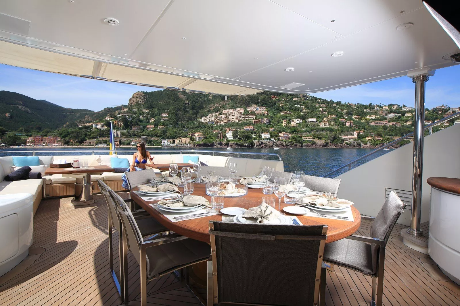 https://dev-api.arconyachts.com/storage/media/23897/conversions/694_7378918828-optimize.webp