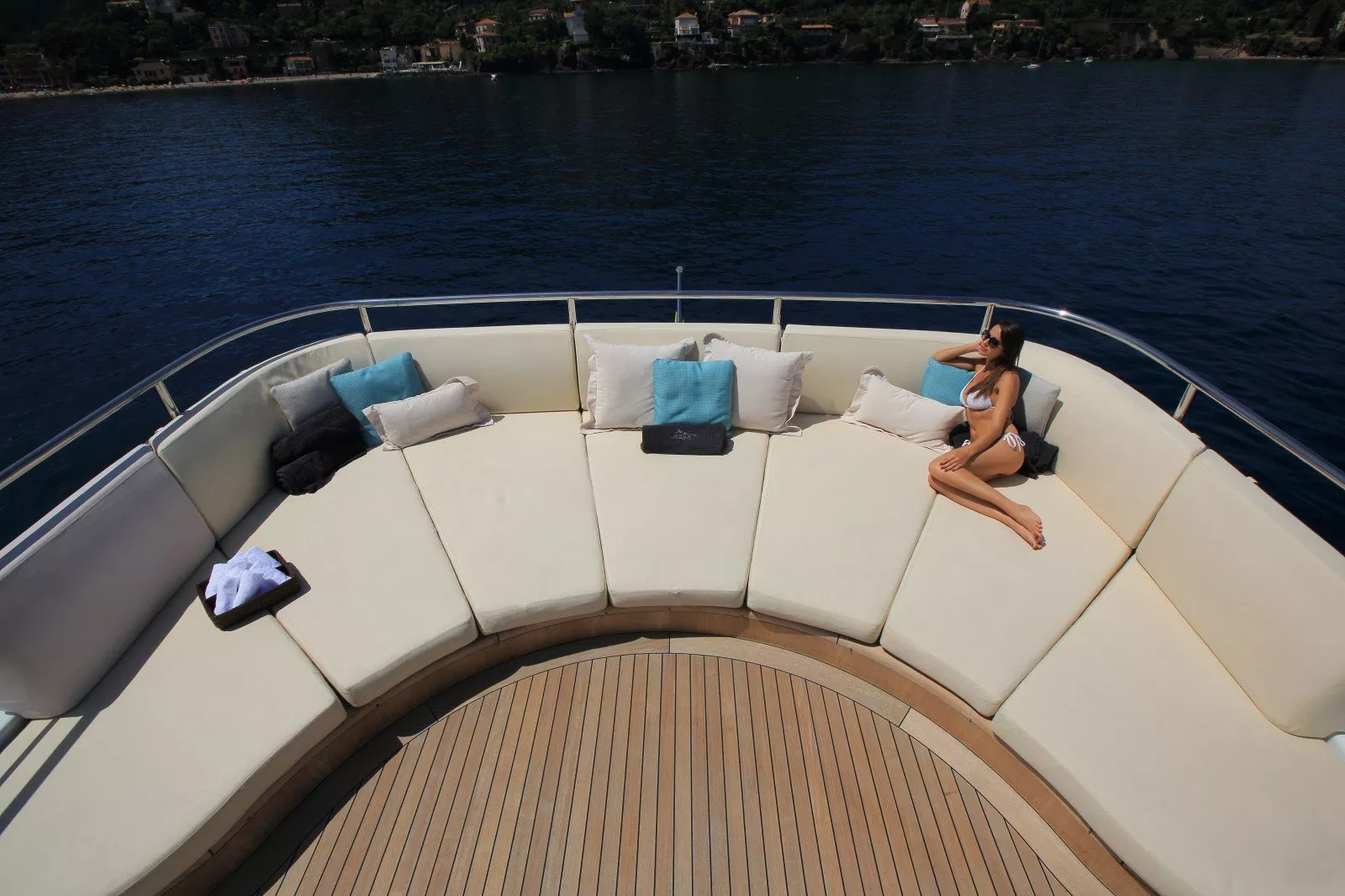 https://dev-api.arconyachts.com/storage/media/23901/conversions/694_6019238445-optimize.webp