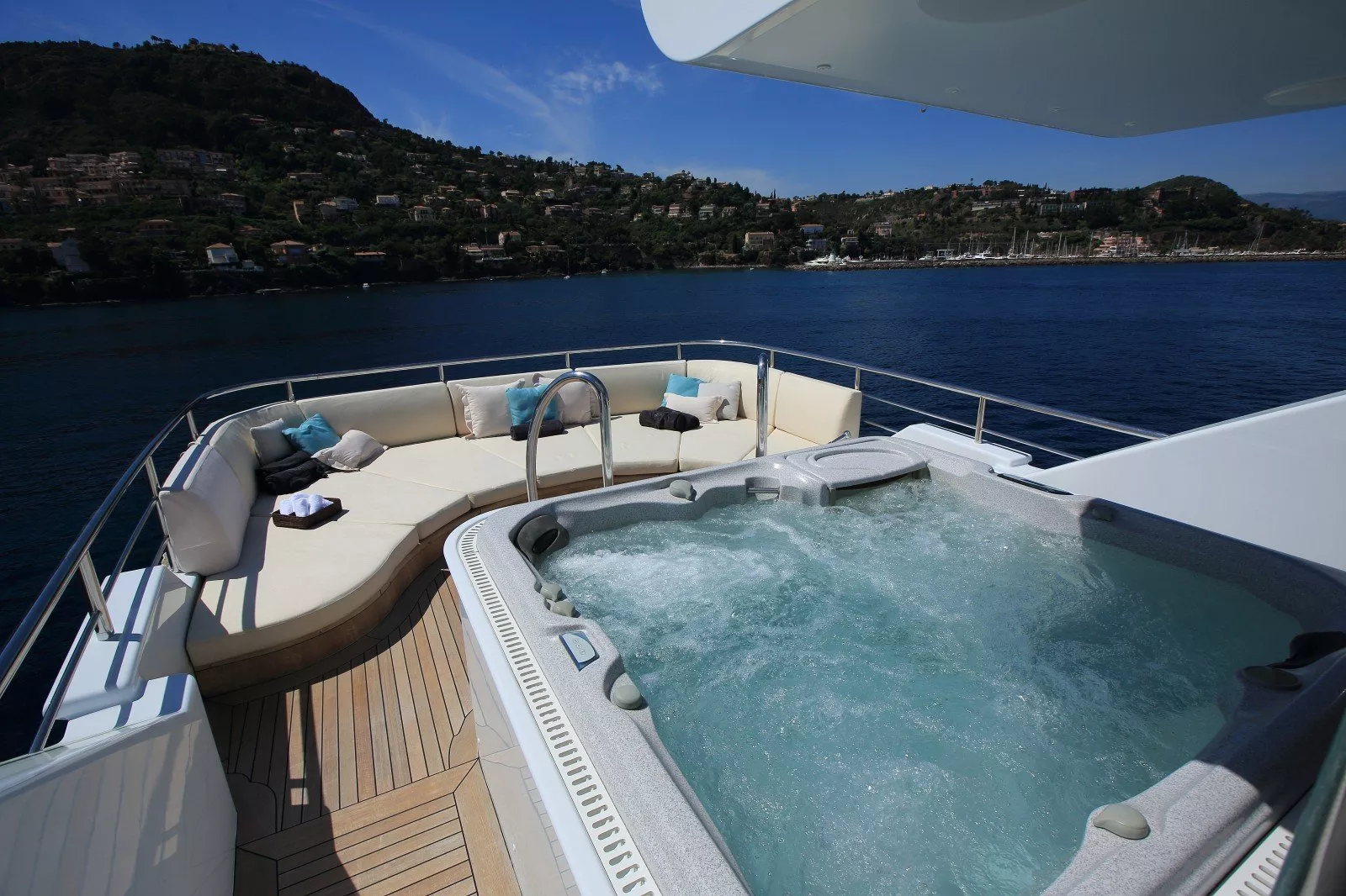 https://dev-api.arconyachts.com/storage/media/23902/conversions/694_3734207157-optimize.webp