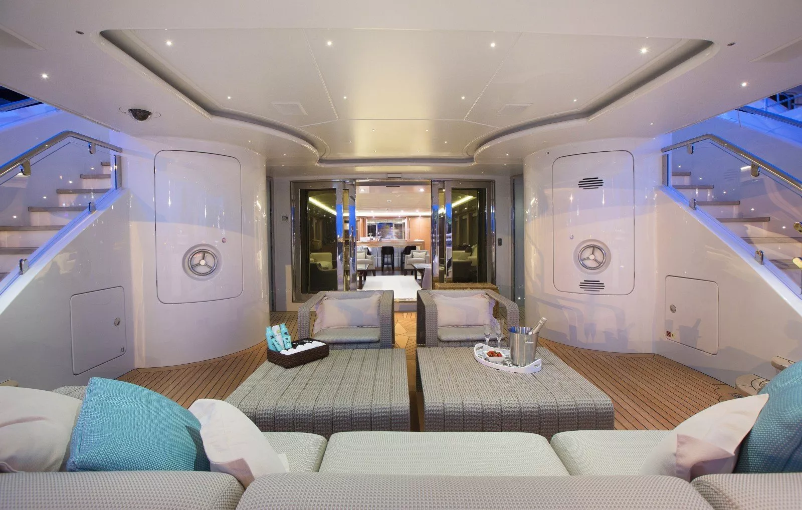 https://dev-api.arconyachts.com/storage/media/23907/conversions/694_6050592952-optimize.webp