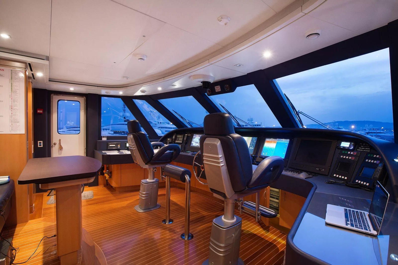 https://dev-api.arconyachts.com/storage/media/23911/conversions/694_8339112588-optimize.webp