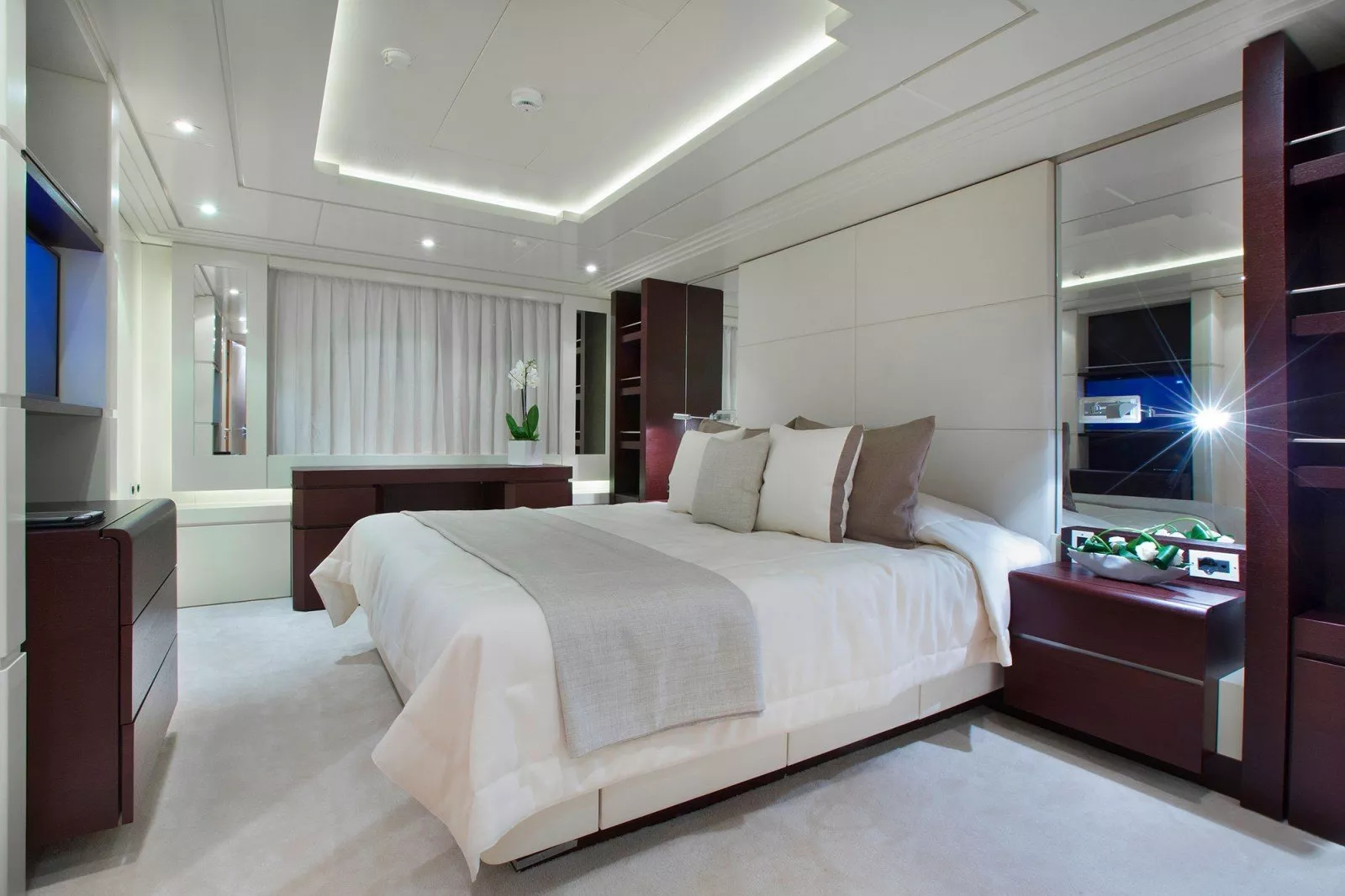 https://dev-api.arconyachts.com/storage/media/23913/conversions/694_6769340443-optimize.webp