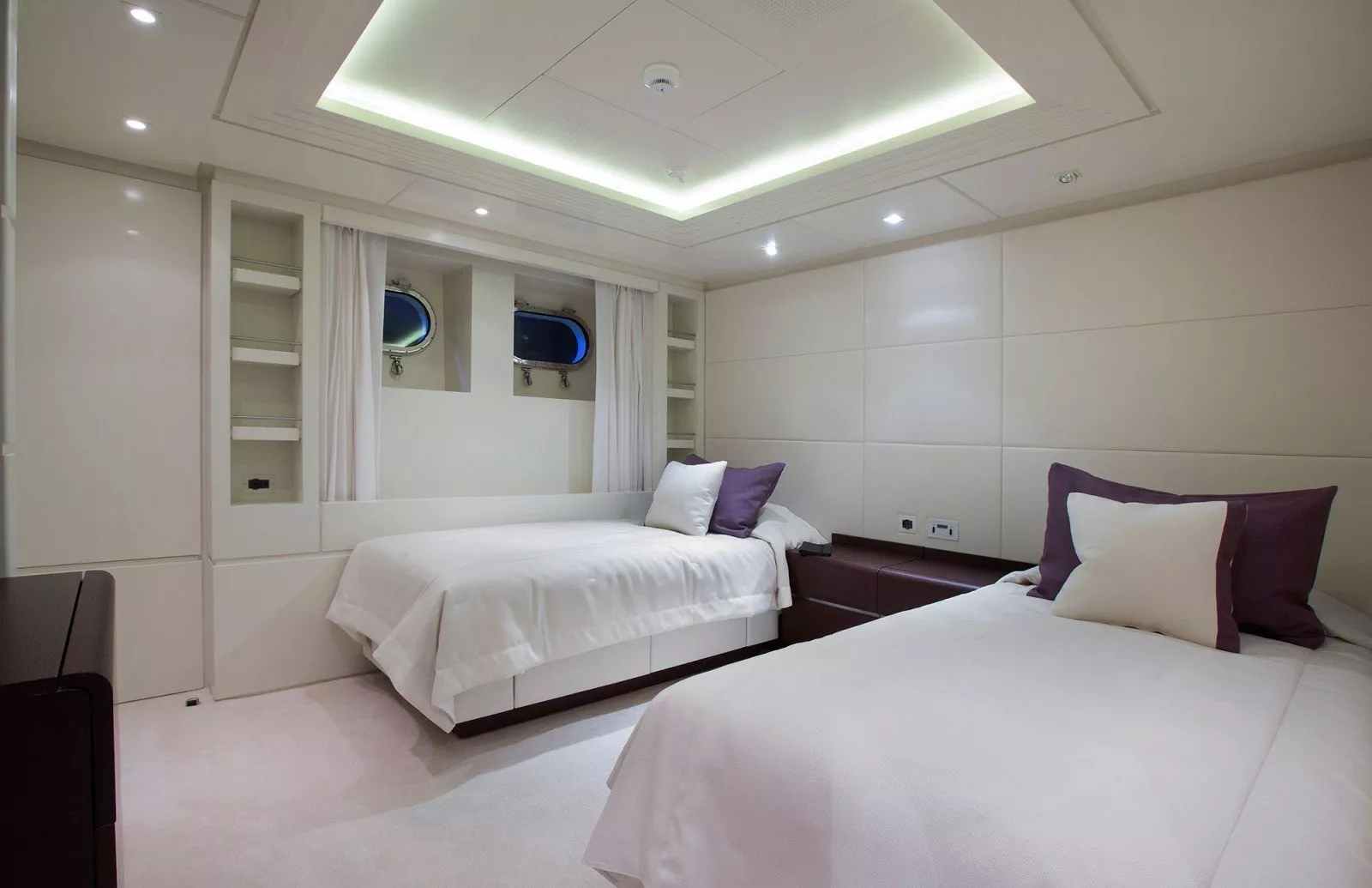 https://dev-api.arconyachts.com/storage/media/23915/conversions/694_3601917670-optimize.webp