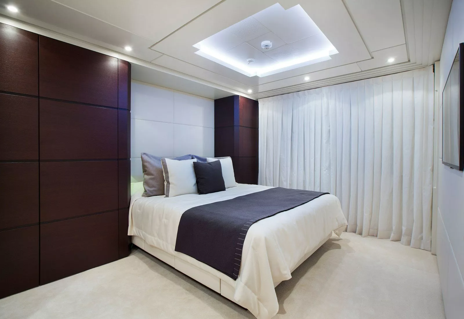 https://dev-api.arconyachts.com/storage/media/23916/conversions/694_4372503341-optimize.webp
