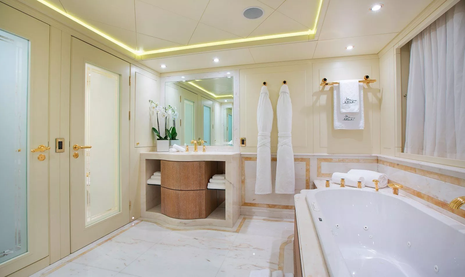 https://dev-api.arconyachts.com/storage/media/23917/conversions/694_4776379610-optimize.webp