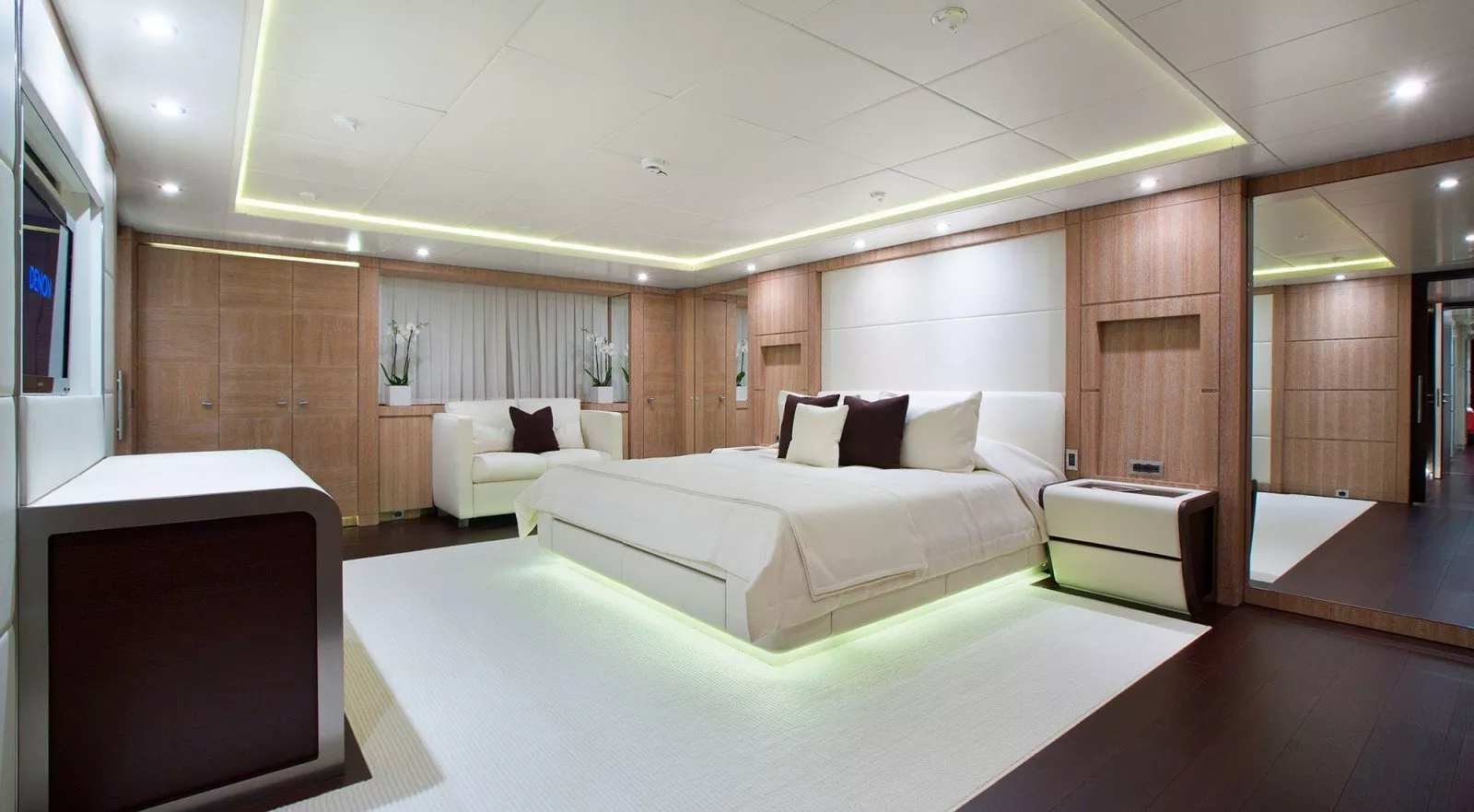 https://dev-api.arconyachts.com/storage/media/23918/conversions/694_3996112299-optimize.webp