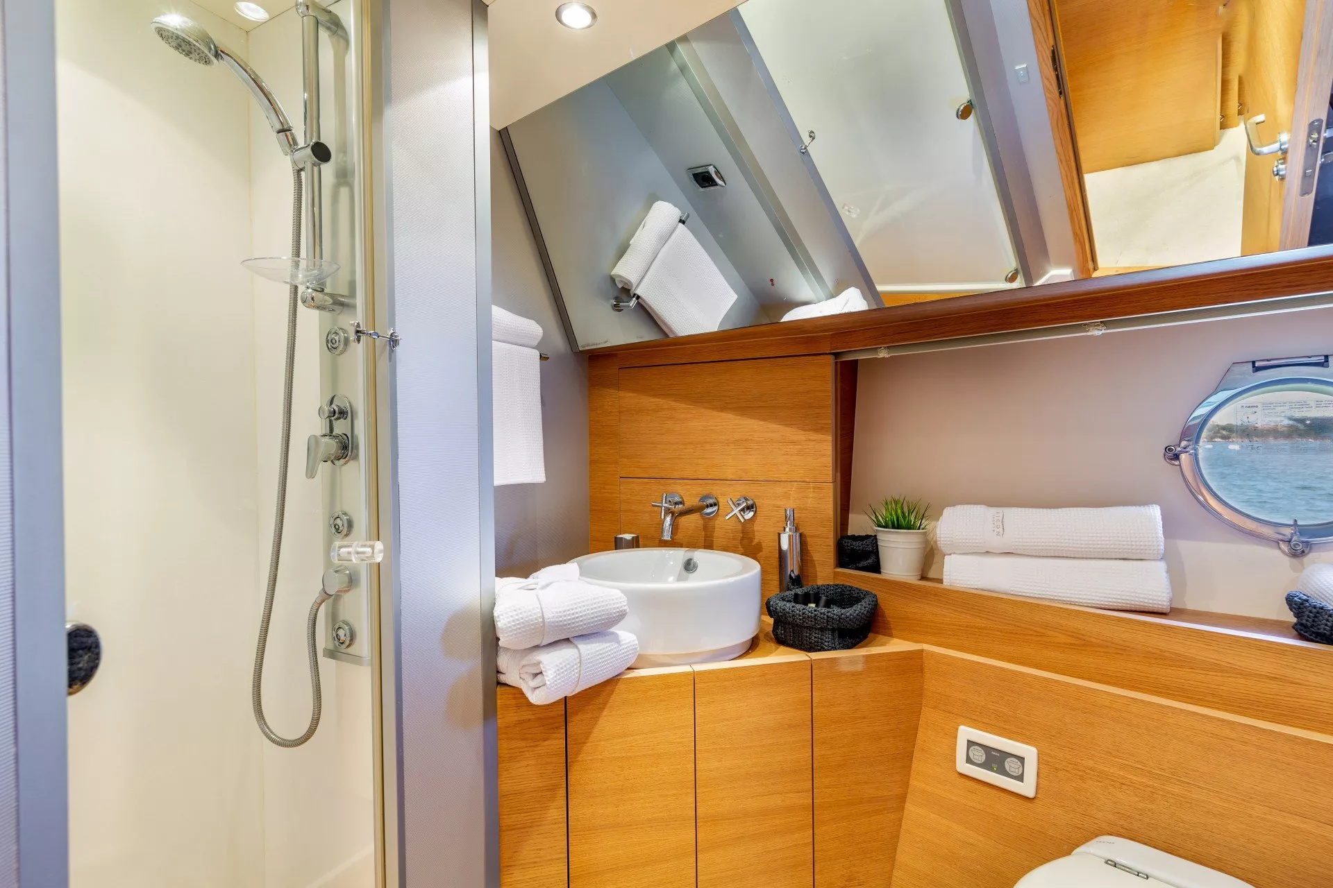 https://dev-api.arconyachts.com/storage/media/23933/conversions/693_0565164826-optimize.webp