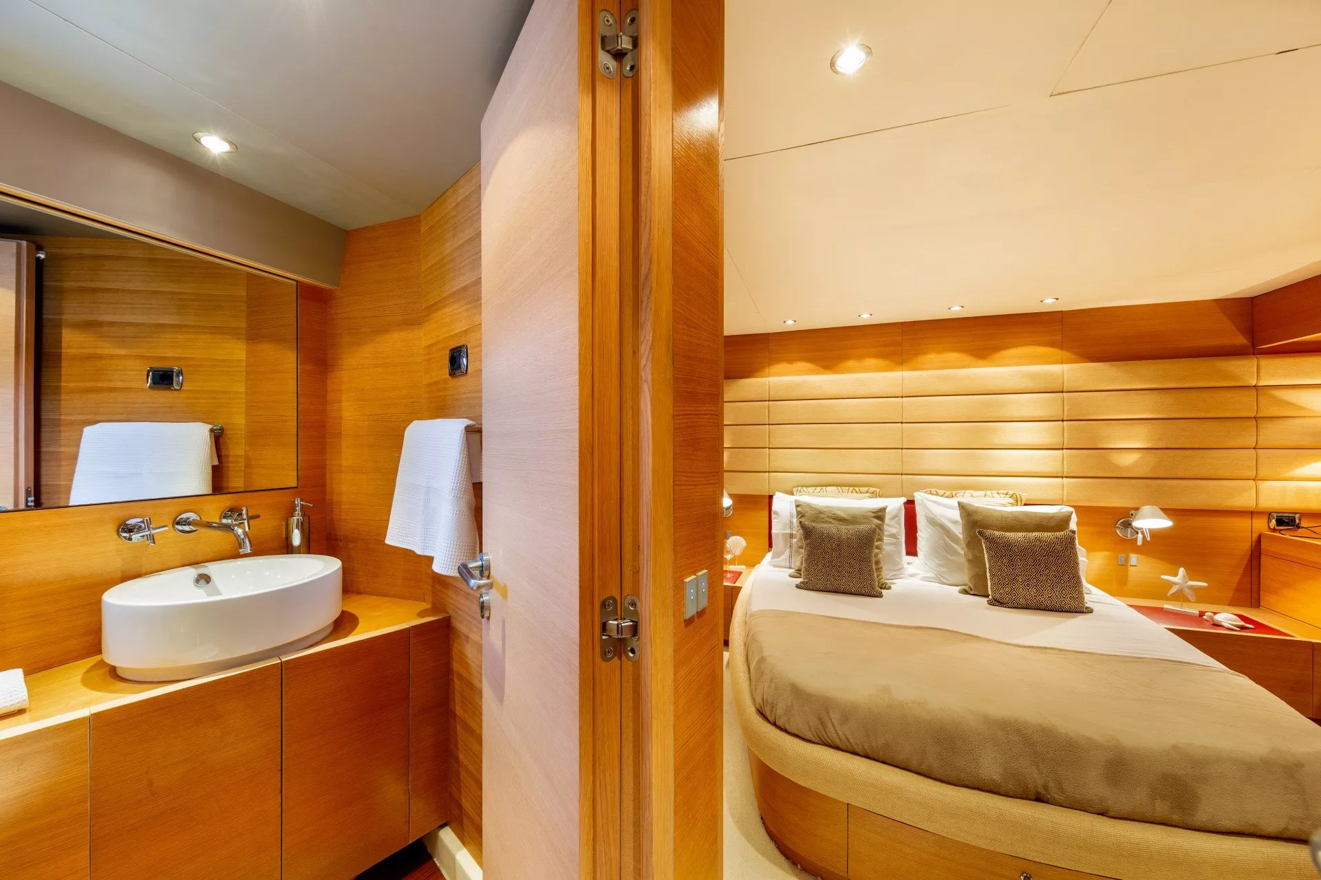 https://dev-api.arconyachts.com/storage/media/23936/conversions/693_0645433318-optimize.webp