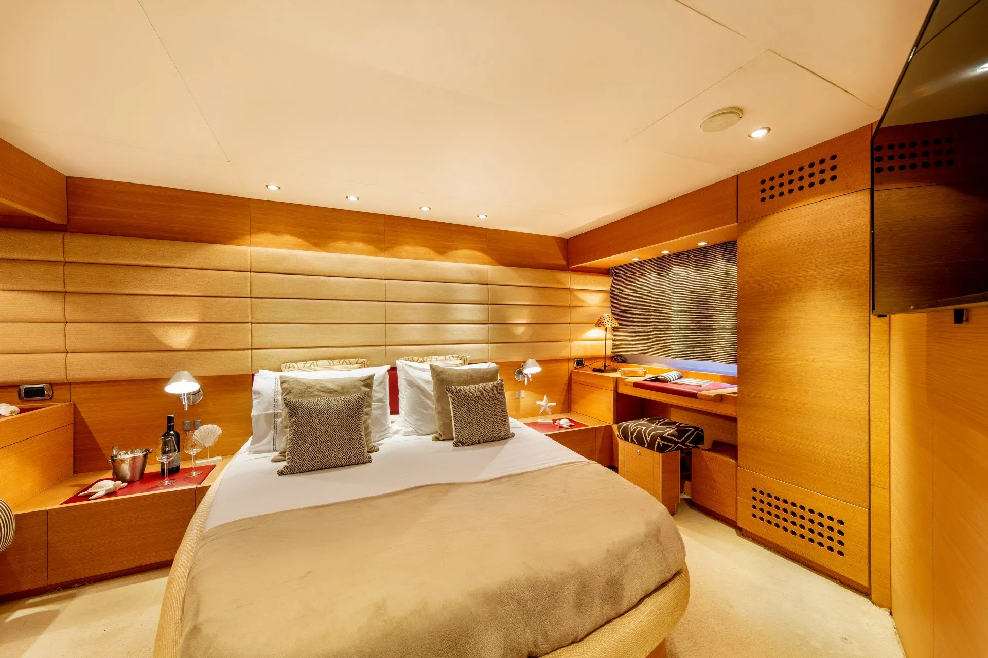 https://dev-api.arconyachts.com/storage/media/23937/conversions/693_0472047350-optimize.webp