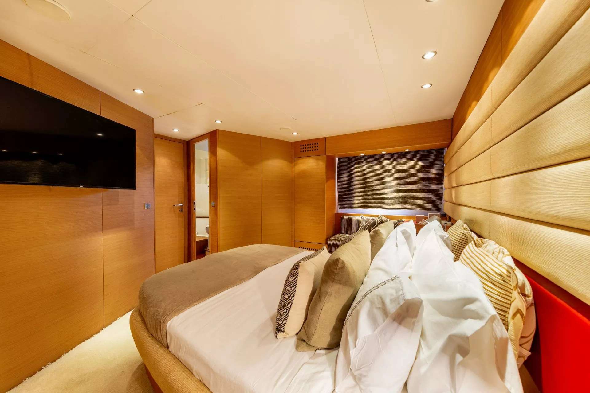 https://dev-api.arconyachts.com/storage/media/23938/conversions/693_5804011476-optimize.webp