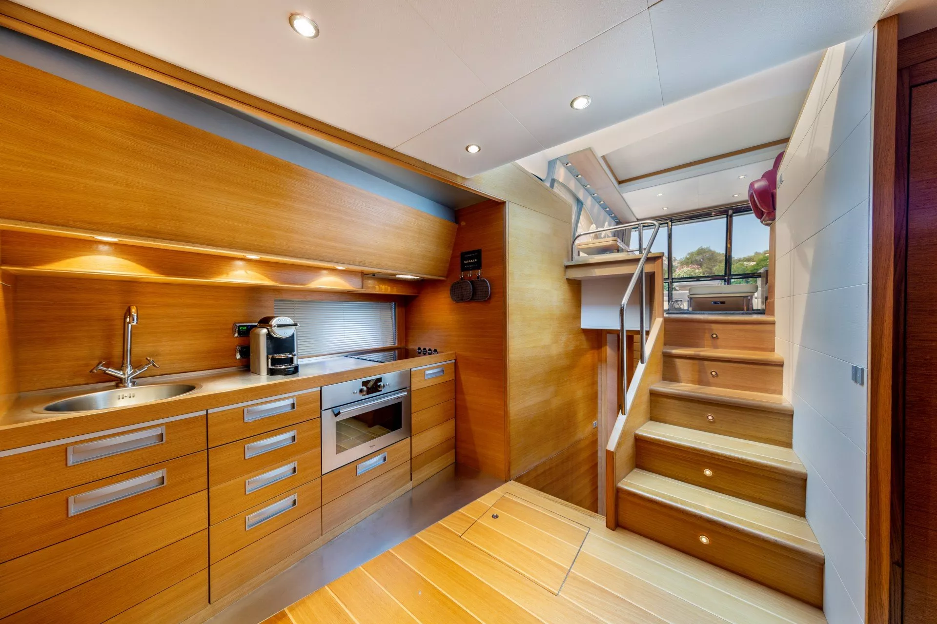 https://dev-api.arconyachts.com/storage/media/23940/conversions/693_0251606570-optimize.webp