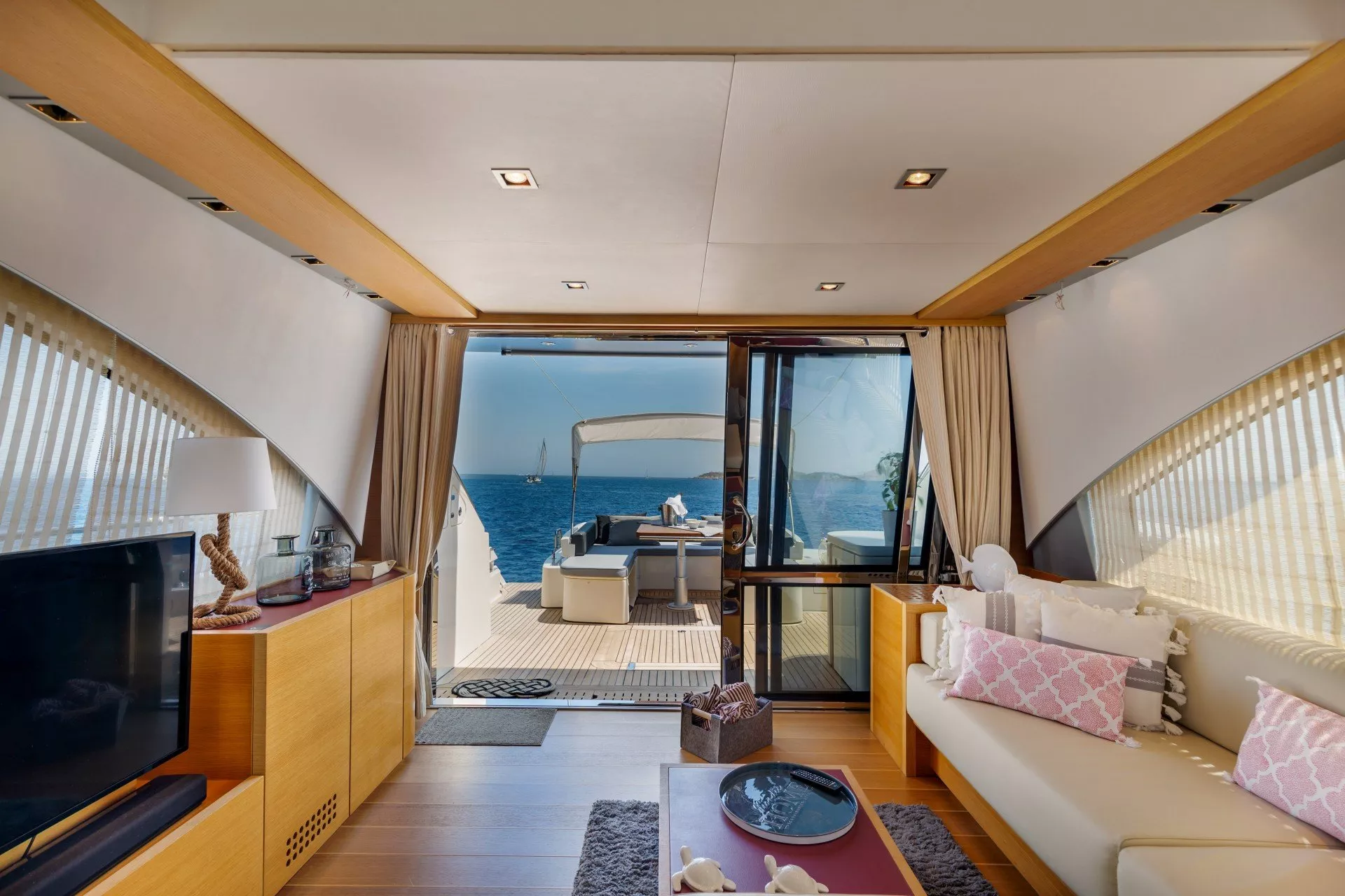 https://dev-api.arconyachts.com/storage/media/23942/conversions/693_6589037453-optimize.webp