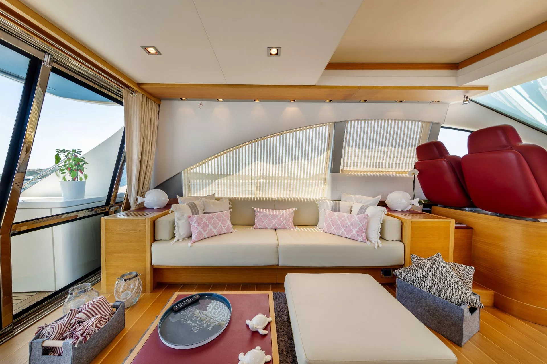 https://dev-api.arconyachts.com/storage/media/23947/conversions/693_6133870660-optimize.webp
