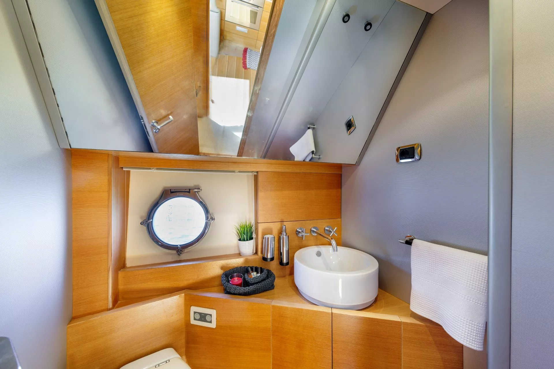 https://dev-api.arconyachts.com/storage/media/23950/conversions/693_7499708832-optimize.webp