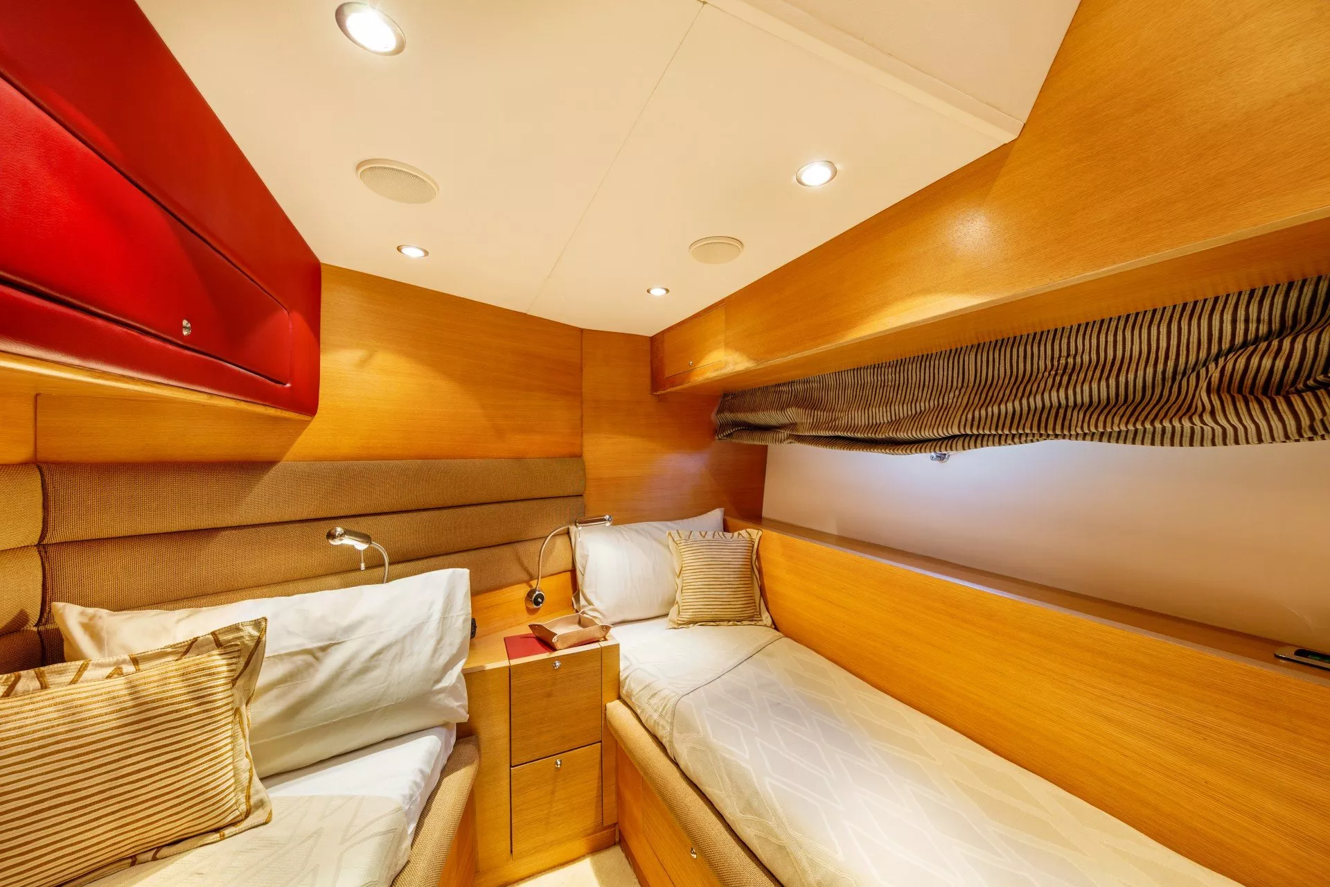 https://dev-api.arconyachts.com/storage/media/23951/conversions/693_5706451334-optimize.webp