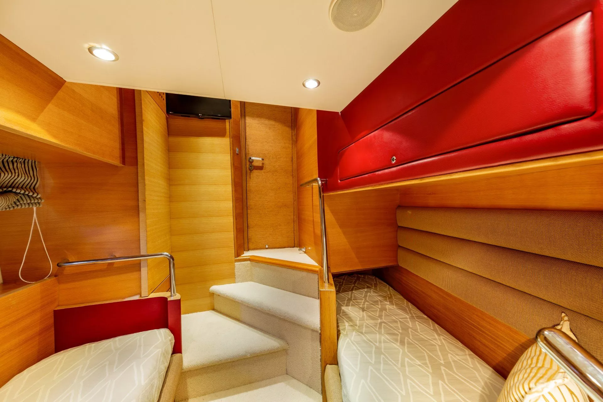 https://dev-api.arconyachts.com/storage/media/23952/conversions/693_2943793386-optimize.webp