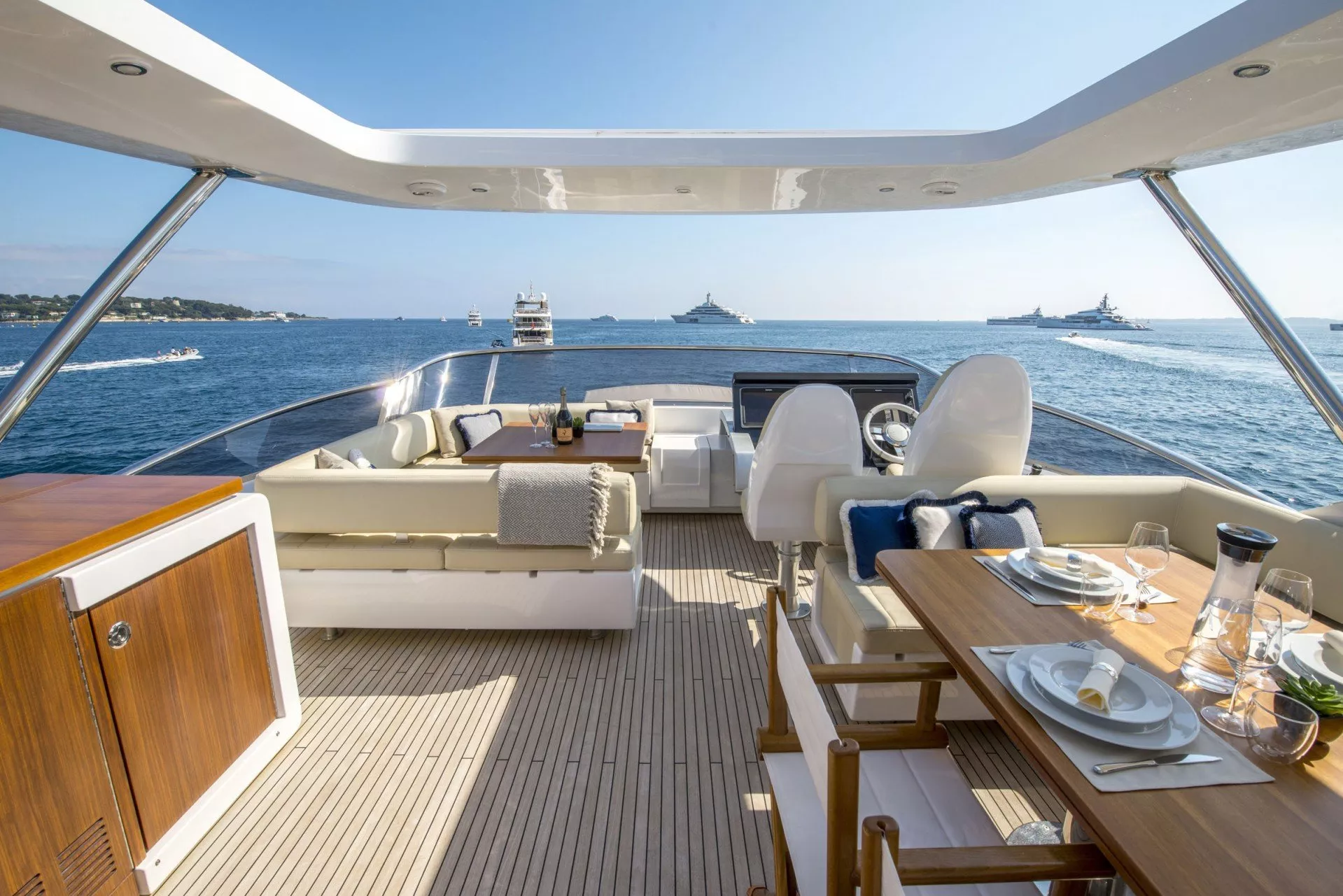 https://dev-api.arconyachts.com/storage/media/24056/conversions/690_5742329955-optimize.webp