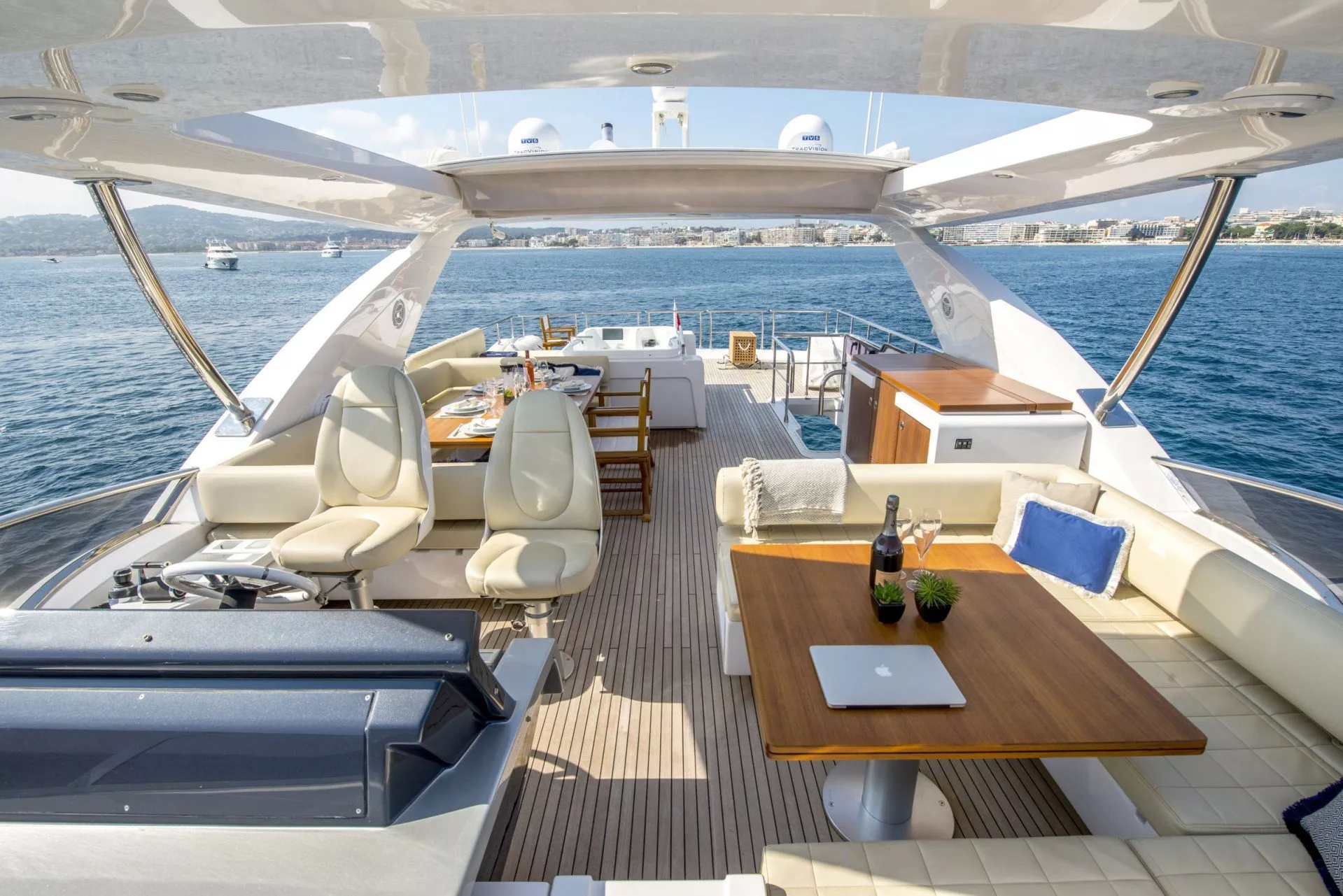 https://dev-api.arconyachts.com/storage/media/24058/conversions/690_1338333988-optimize.webp