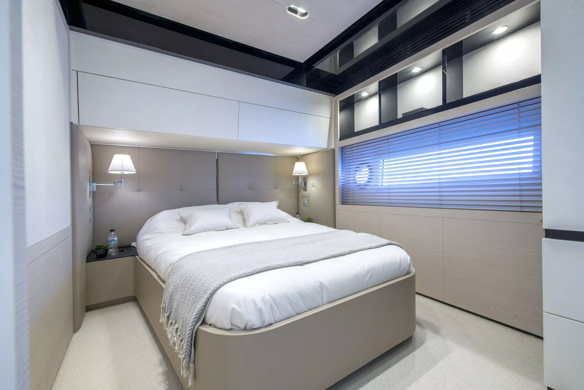 https://dev-api.arconyachts.com/storage/media/24063/conversions/690_1793820584-optimize.webp