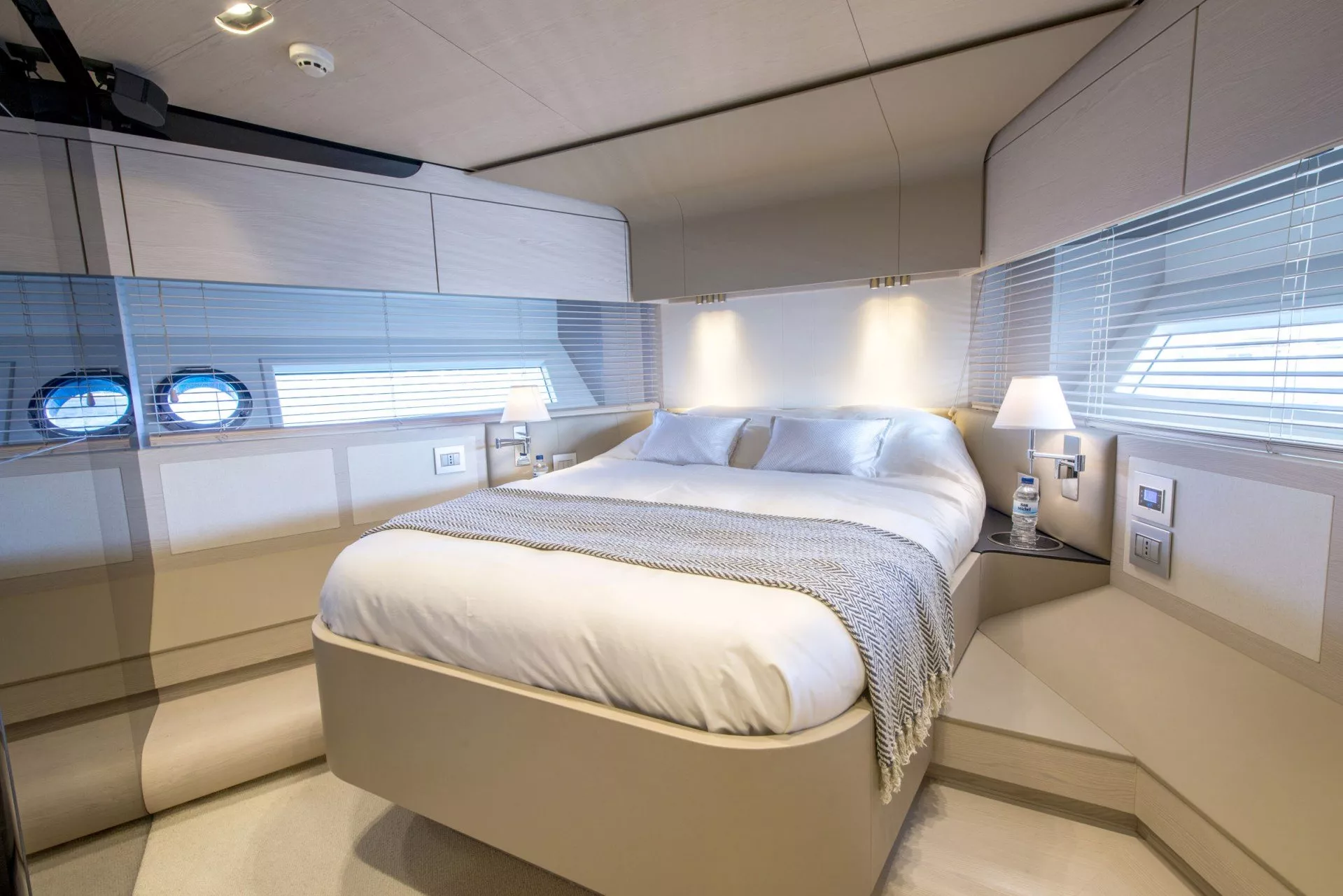 https://dev-api.arconyachts.com/storage/media/24064/conversions/690_9199973790-optimize.webp