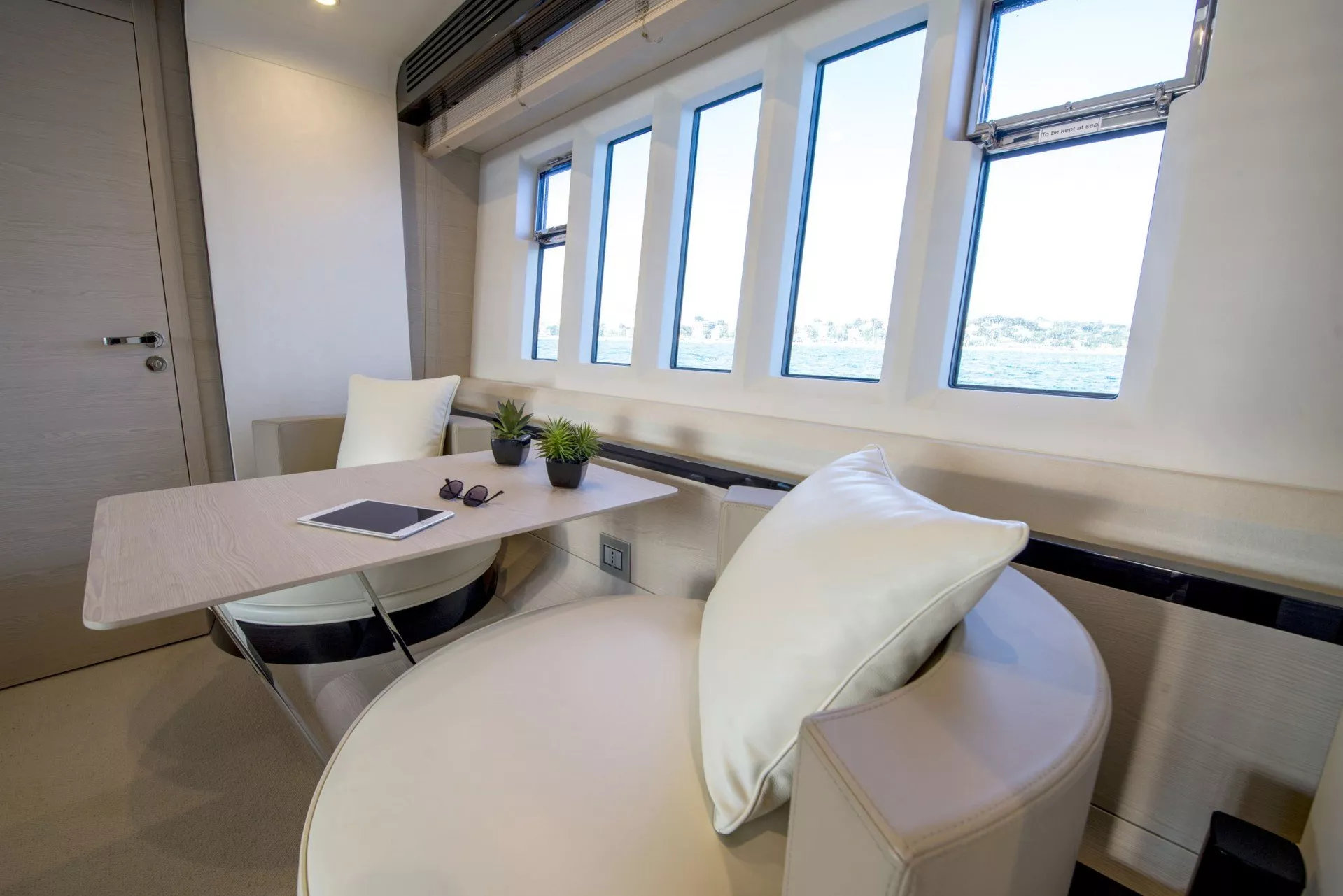 https://dev-api.arconyachts.com/storage/media/24067/conversions/690_3414302553-optimize.webp