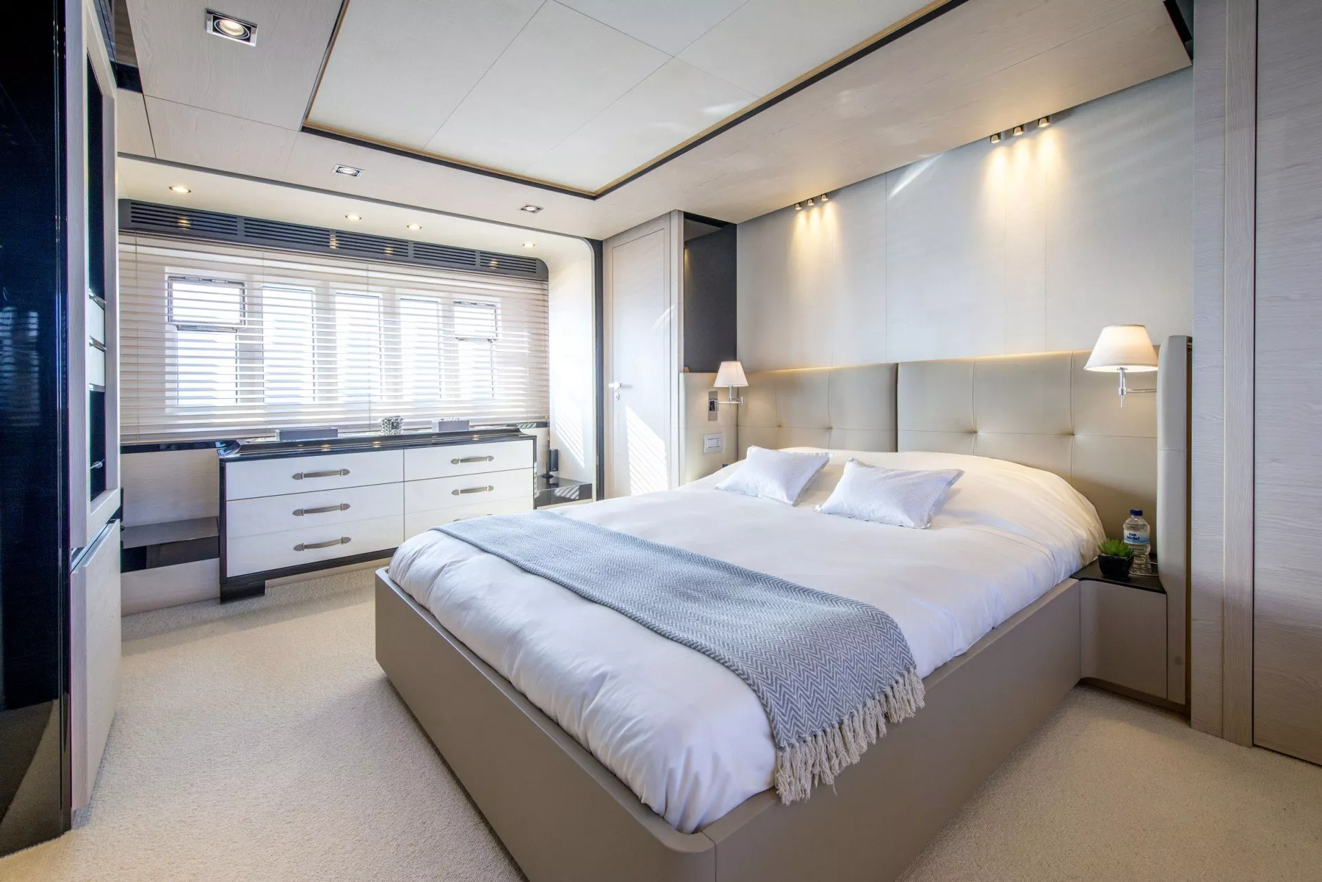 https://dev-api.arconyachts.com/storage/media/24071/conversions/690_7769662412-optimize.webp