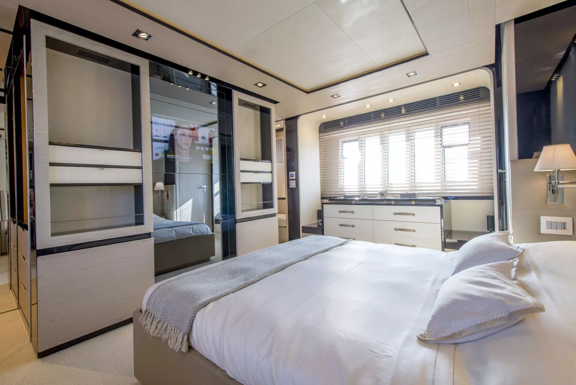 https://dev-api.arconyachts.com/storage/media/24072/conversions/690_5981153355-optimize.webp
