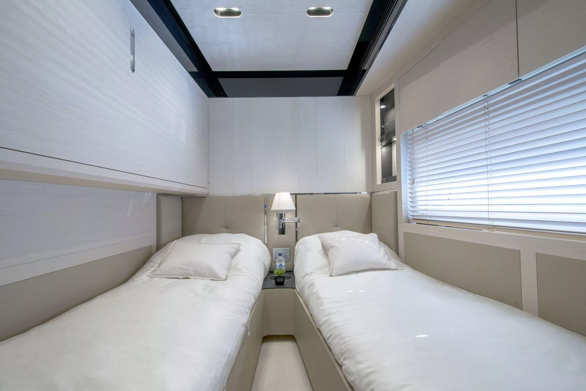 https://dev-api.arconyachts.com/storage/media/24073/conversions/690_3110460259-optimize.webp