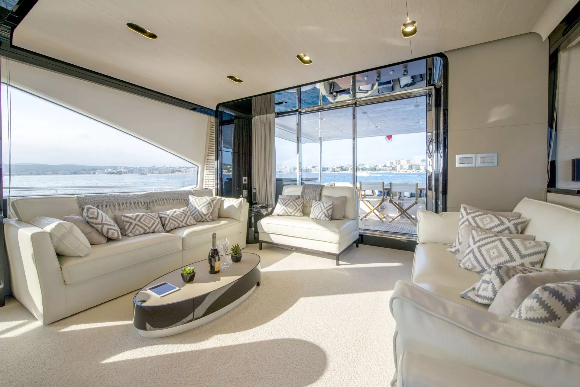 https://dev-api.arconyachts.com/storage/media/24075/conversions/690_3108983646-optimize.webp