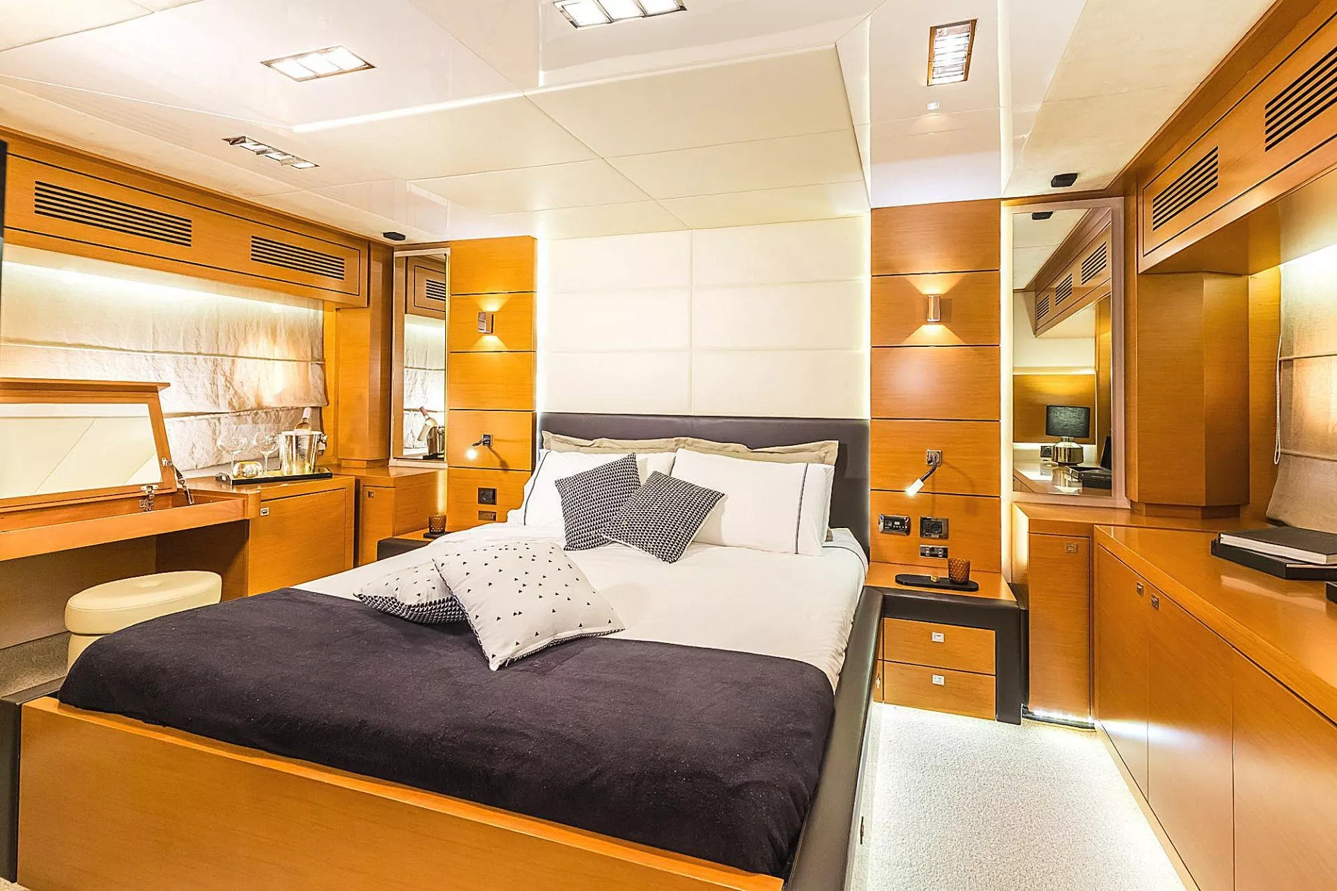 https://dev-api.arconyachts.com/storage/media/24170/conversions/687_7611782713-optimize.webp