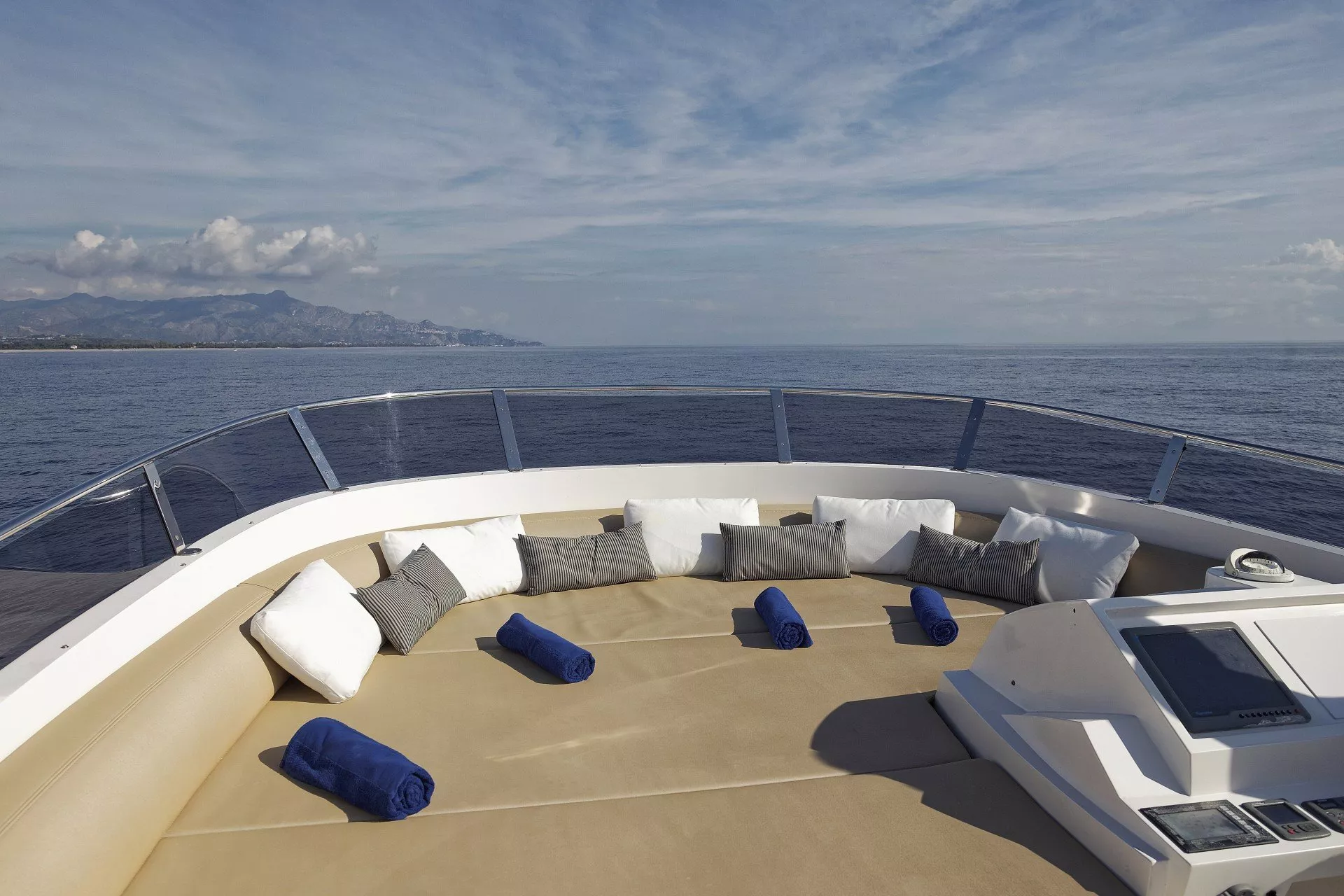 https://dev-api.arconyachts.com/storage/media/24171/conversions/687_5932991605-optimize.webp