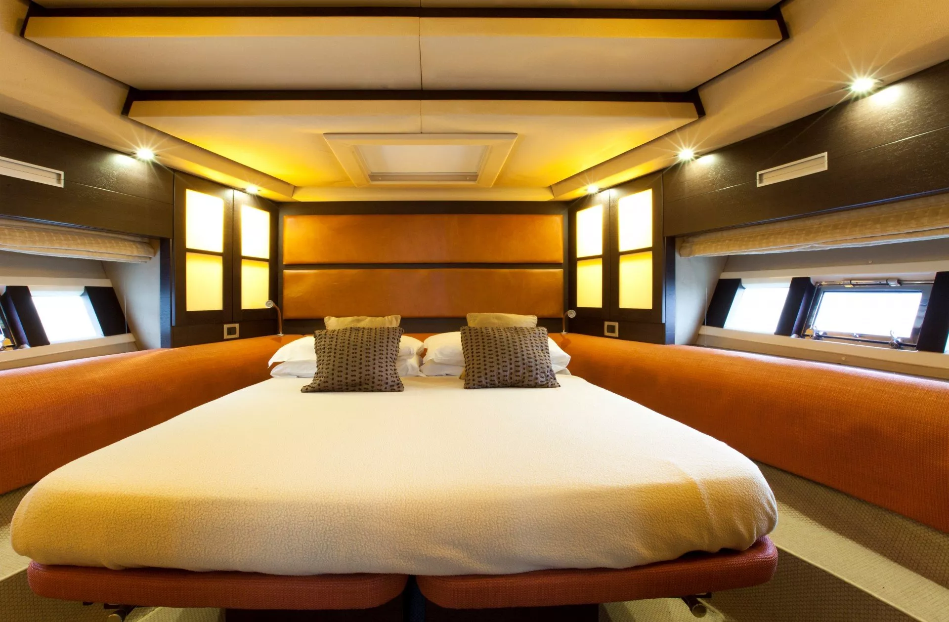 https://dev-api.arconyachts.com/storage/media/24180/conversions/686_5186280076-optimize.webp