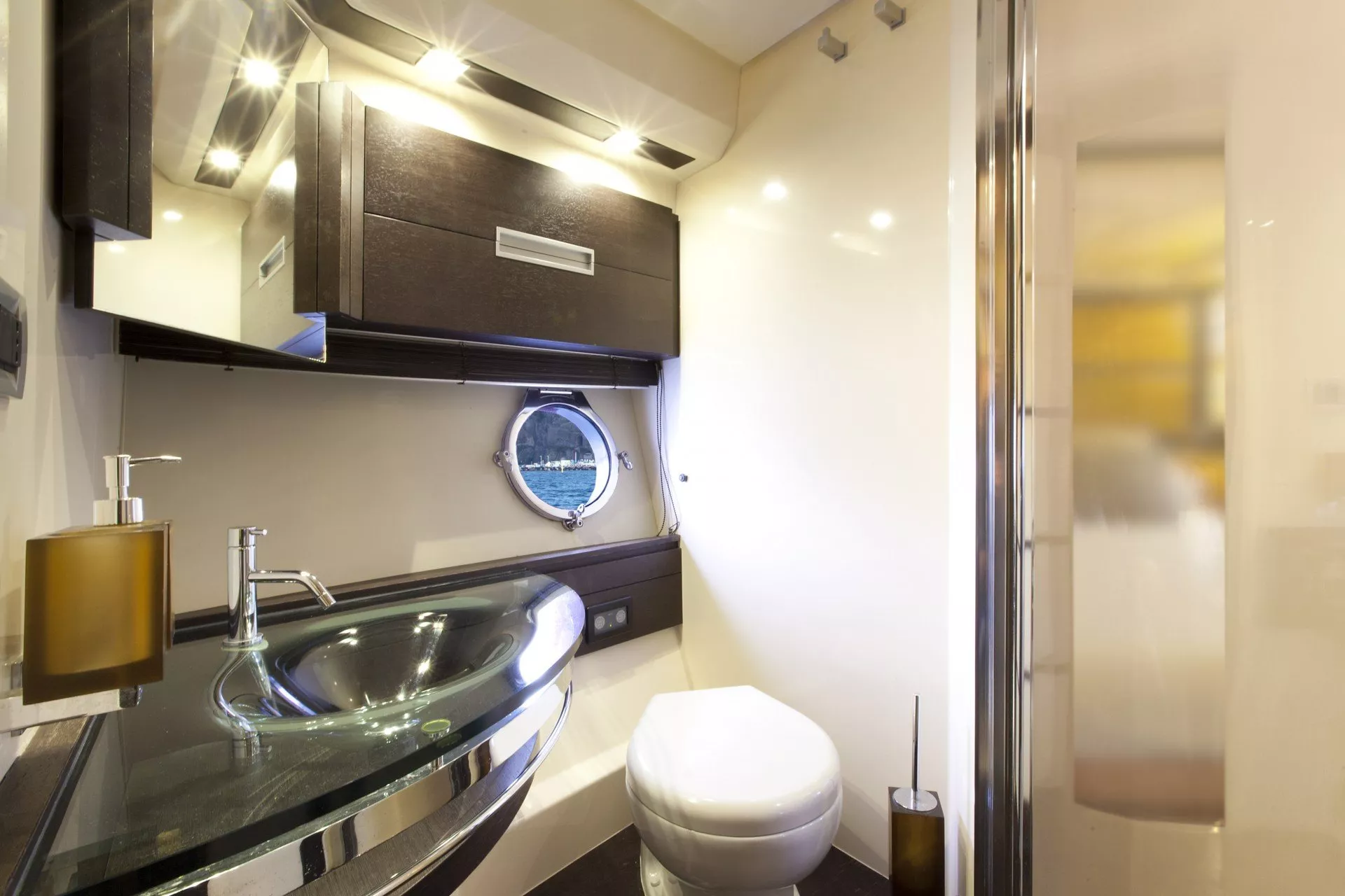 https://dev-api.arconyachts.com/storage/media/24181/conversions/686_6753876319-optimize.webp