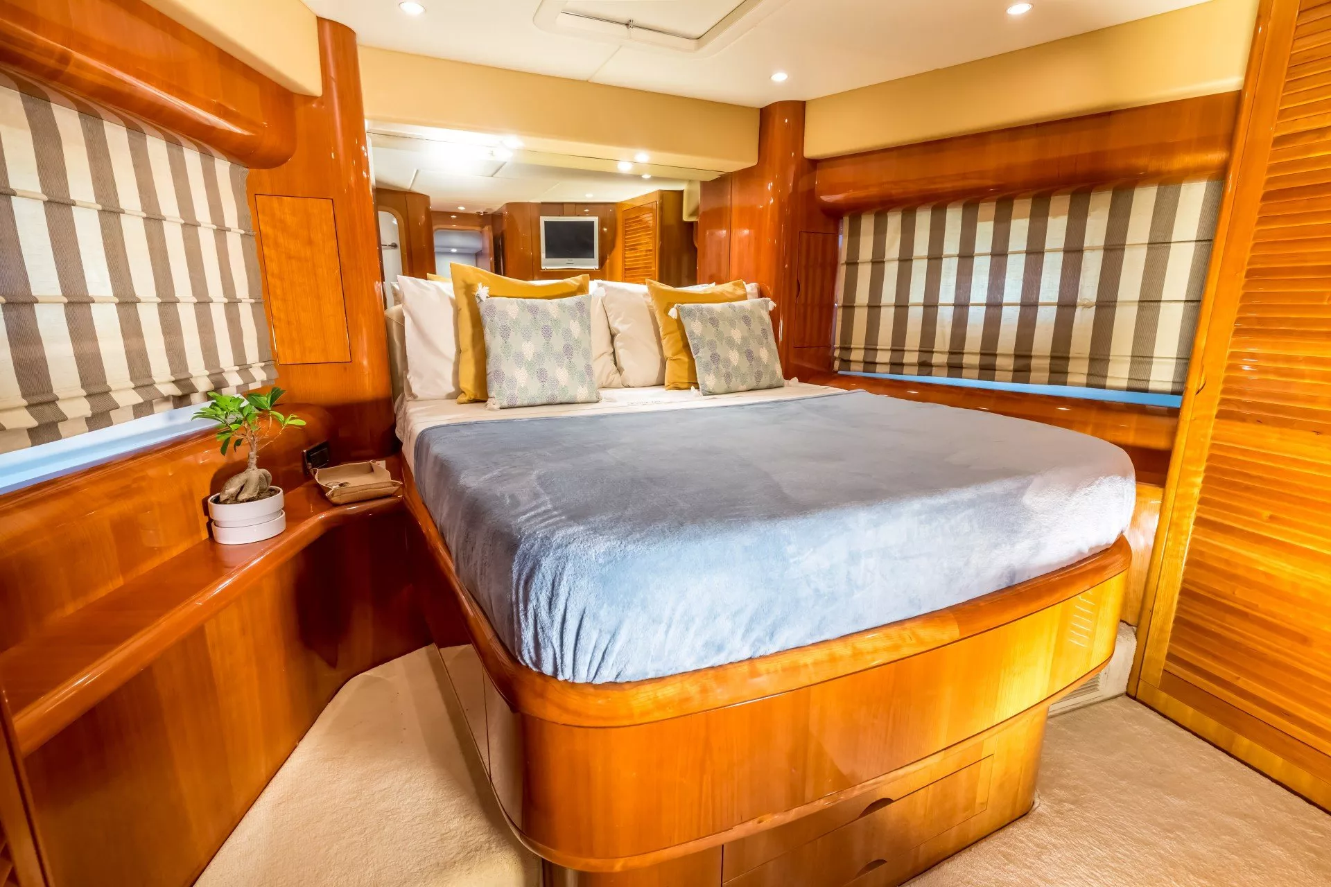 https://dev-api.arconyachts.com/storage/media/24196/conversions/685_6920942688-optimize.webp