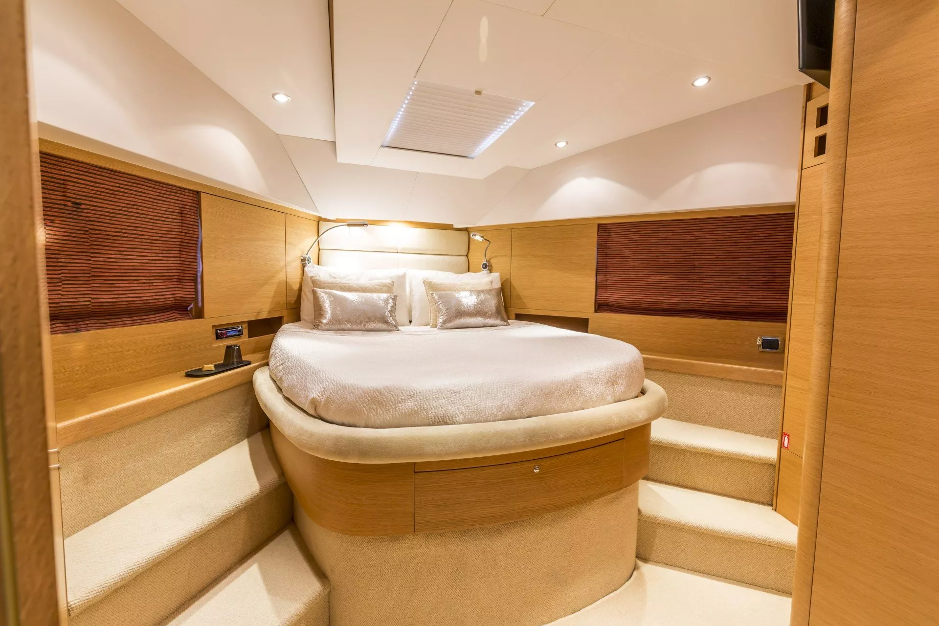 https://dev-api.arconyachts.com/storage/media/24292/conversions/681_9158521224-optimize.webp
