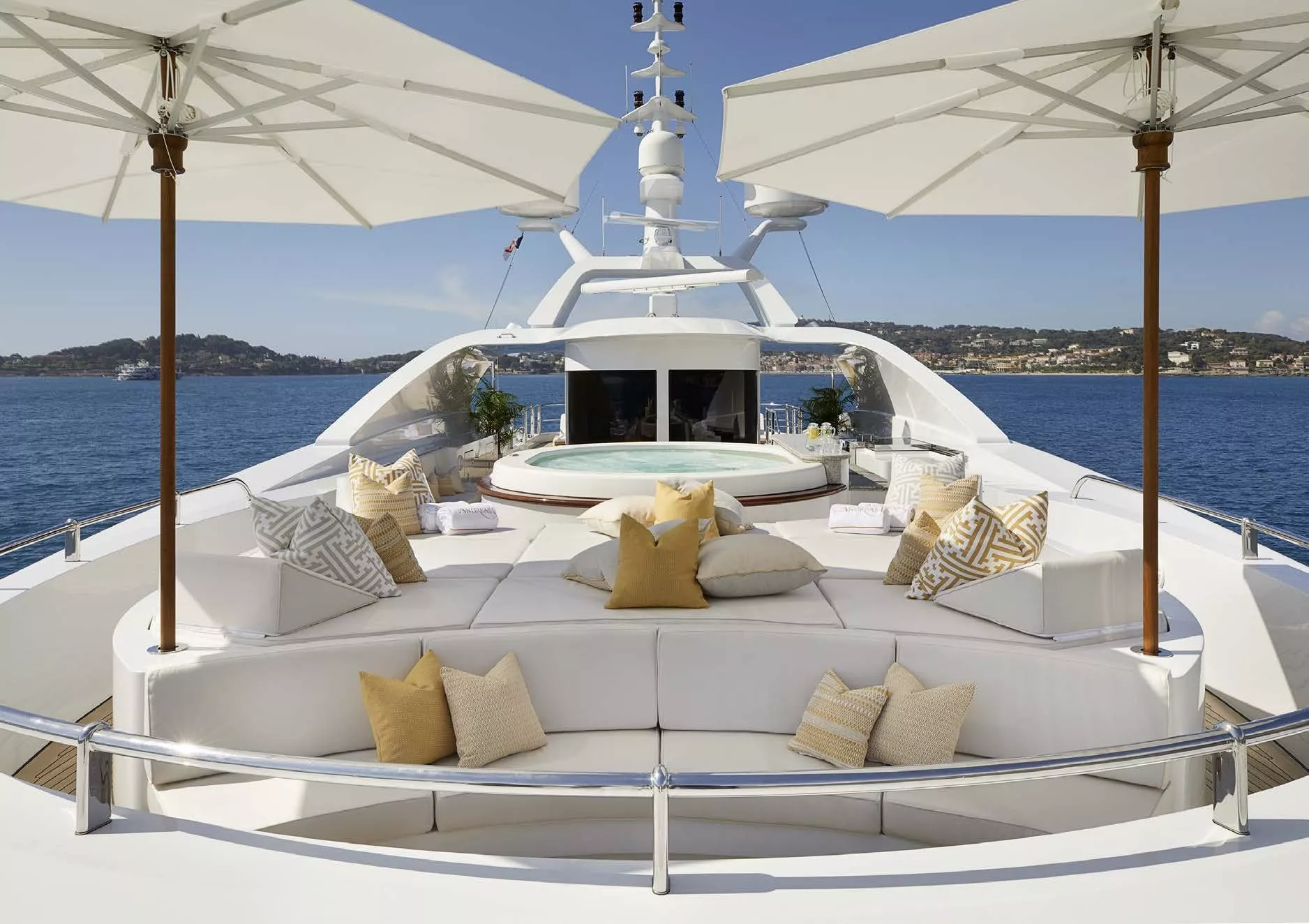 https://dev-api.arconyachts.com/storage/media/24410/conversions/551_4168948231-optimize.webp