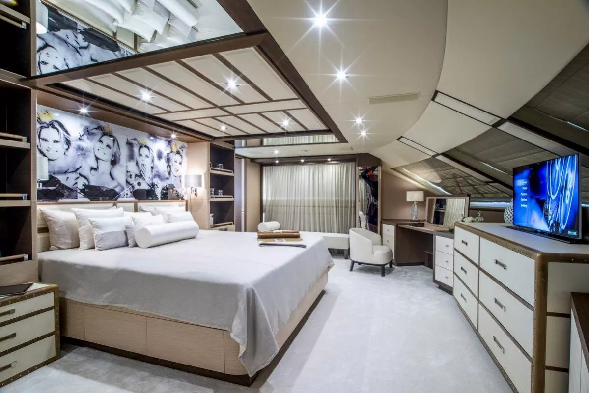 https://dev-api.arconyachts.com/storage/media/24454/conversions/540_9202826633-optimize.webp