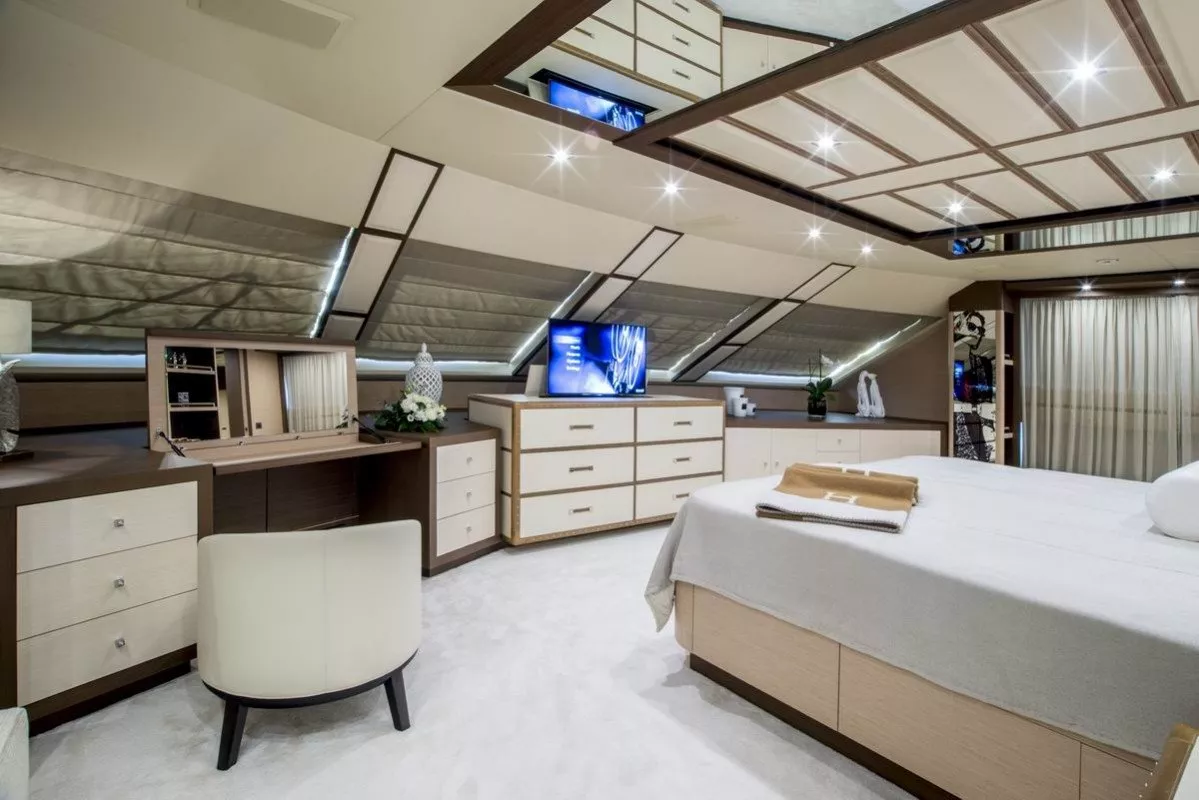 https://dev-api.arconyachts.com/storage/media/24455/conversions/540_4060637409-optimize.webp