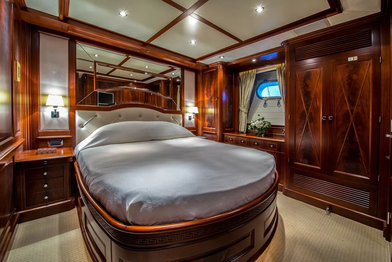 https://dev-api.arconyachts.com/storage/media/24479/conversions/536_5753057769-optimize.webp