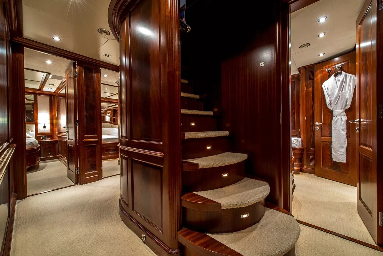 https://dev-api.arconyachts.com/storage/media/24489/conversions/536_3209360299-optimize.webp