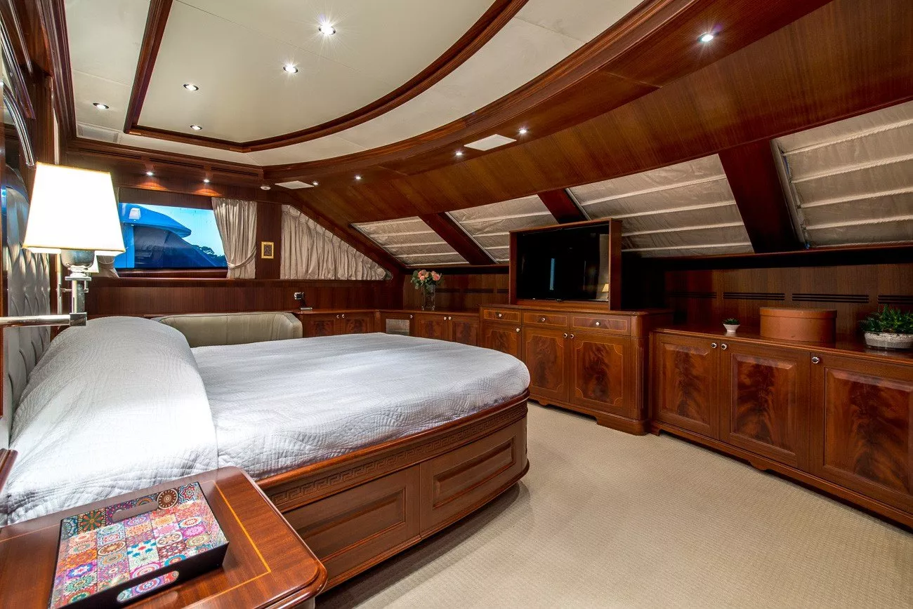 https://dev-api.arconyachts.com/storage/media/24491/conversions/536_3585490879-optimize.webp