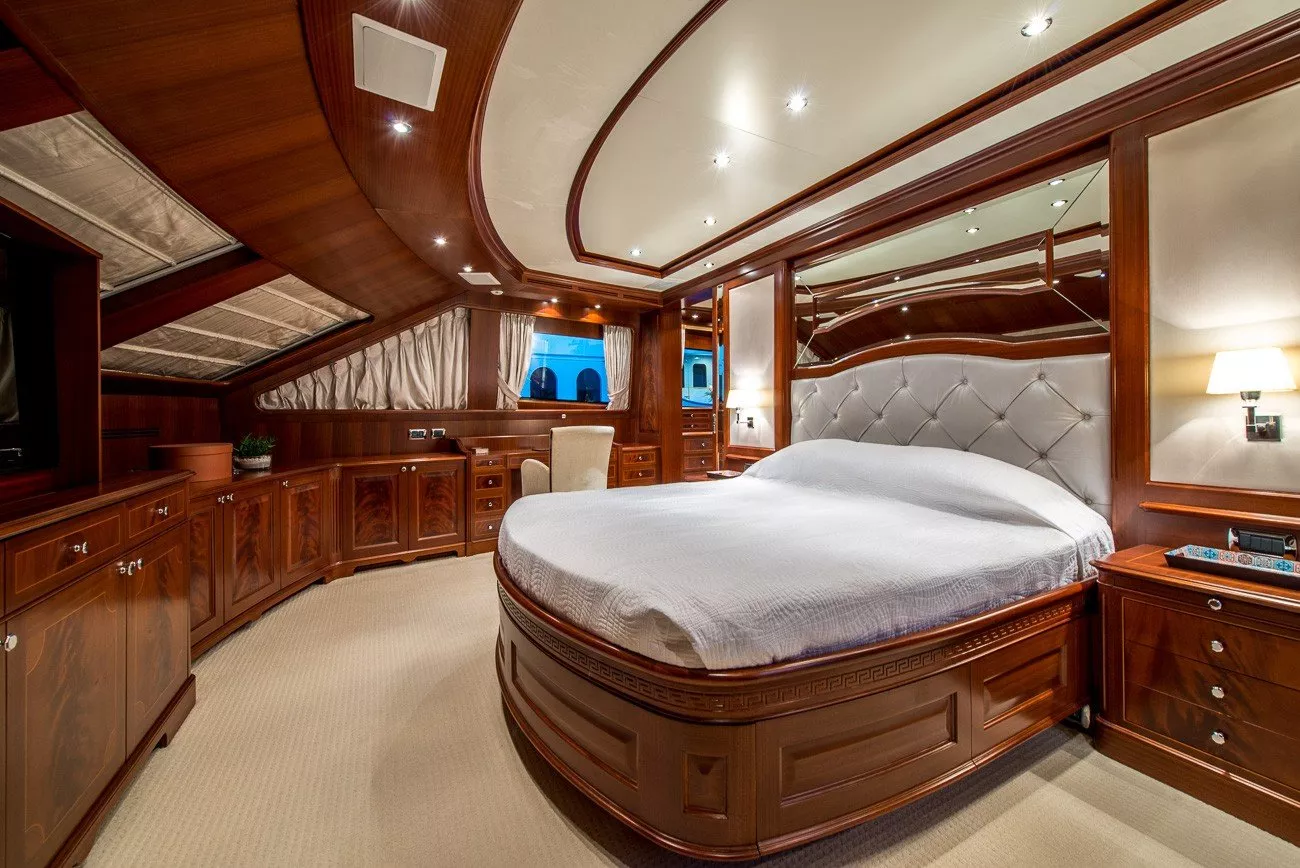 https://dev-api.arconyachts.com/storage/media/24493/conversions/536_9499317182-optimize.webp