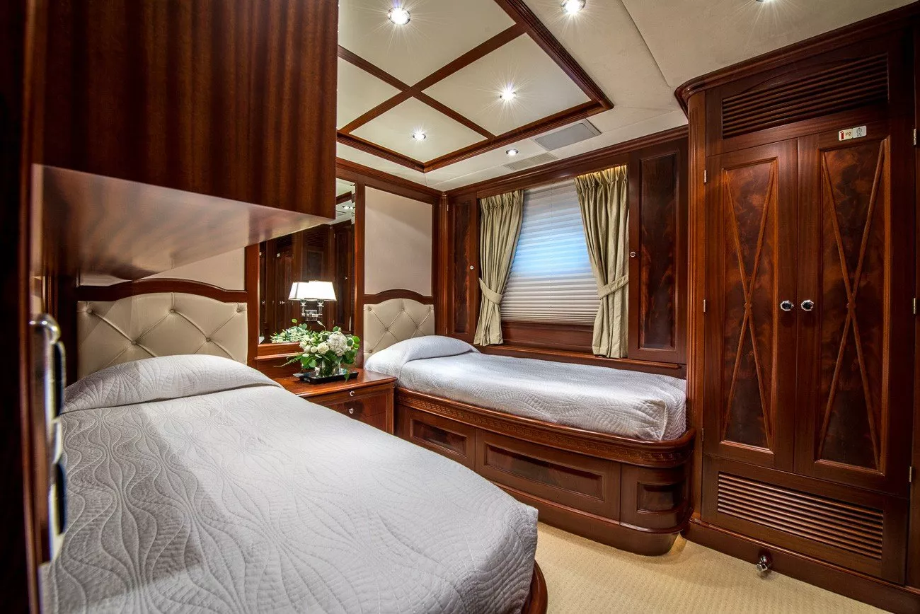 https://dev-api.arconyachts.com/storage/media/24496/conversions/536_2996834502-optimize.webp
