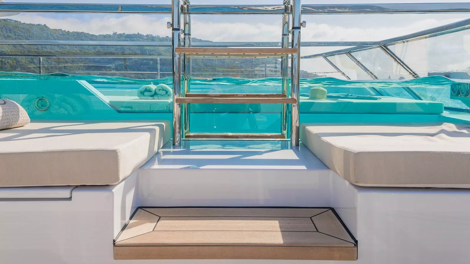 https://dev-api.arconyachts.com/storage/media/24552/conversions/671_0107106323-optimize.webp