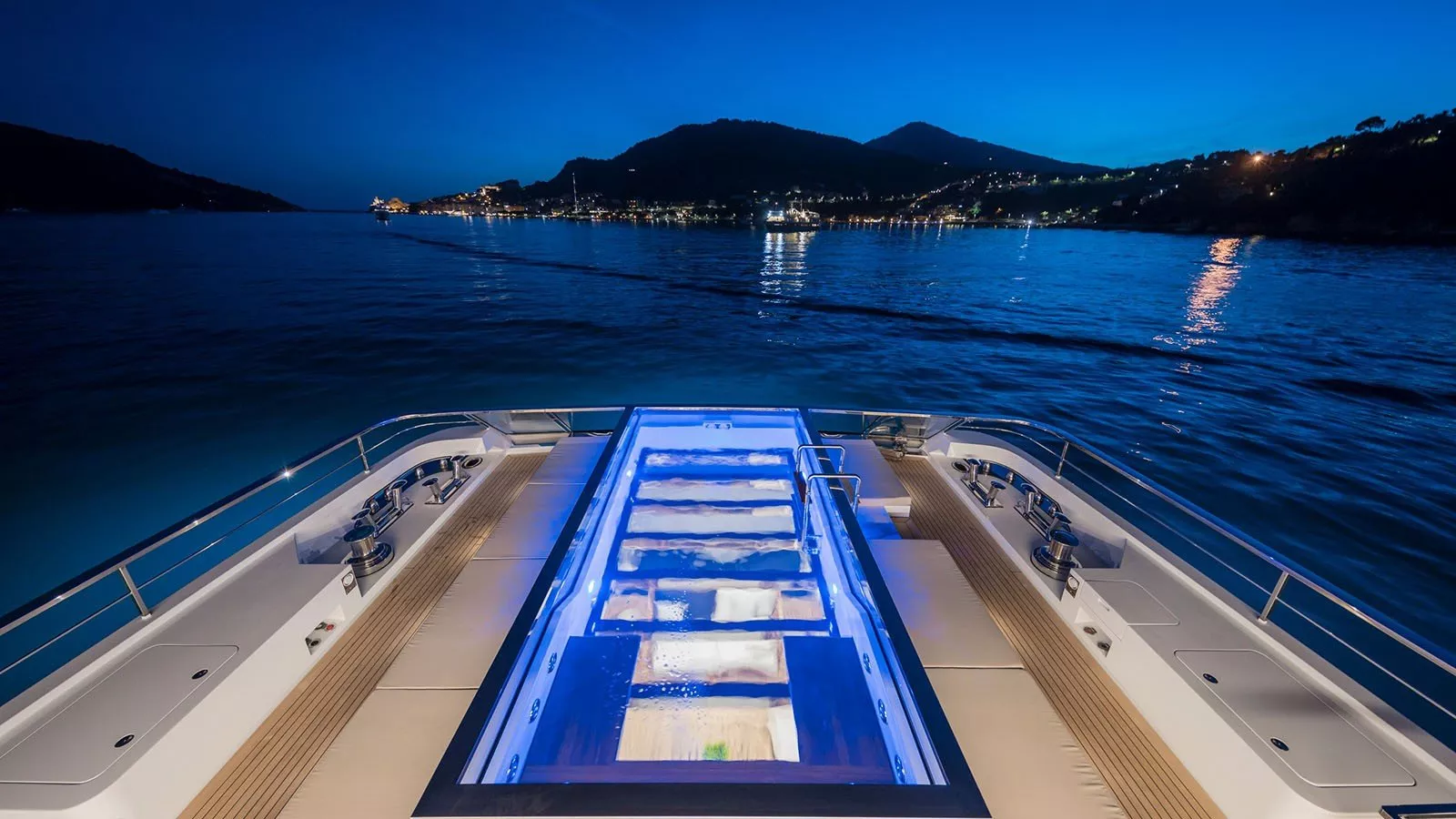 https://dev-api.arconyachts.com/storage/media/24553/conversions/671_7382926159-optimize.webp