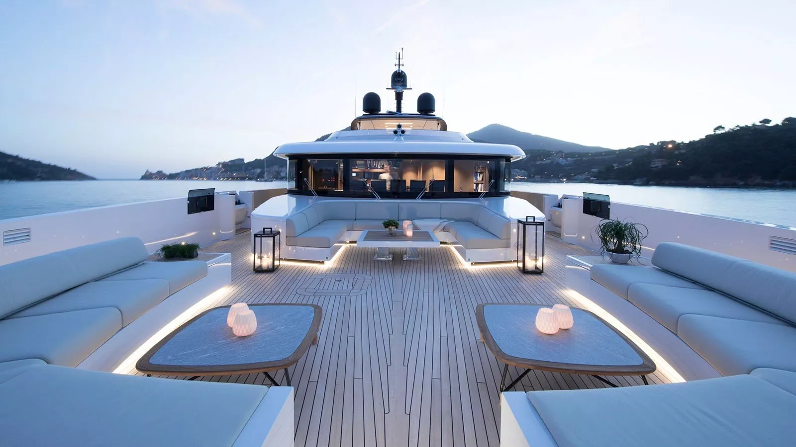 https://dev-api.arconyachts.com/storage/media/24554/conversions/671_2131920462-optimize.webp