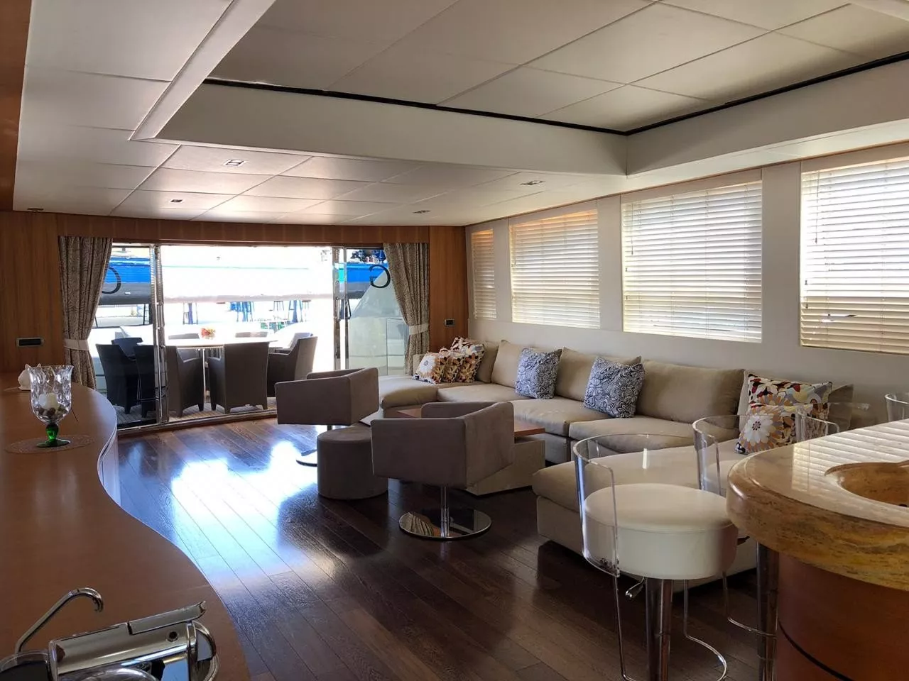 https://dev-api.arconyachts.com/storage/media/24585/conversions/665_7351709625-optimize.webp