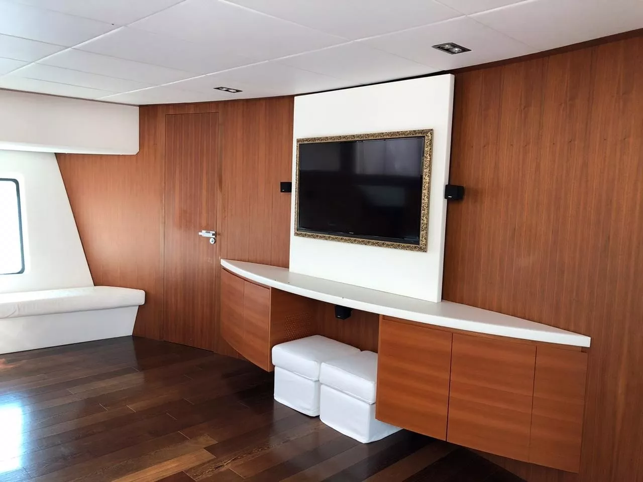 https://dev-api.arconyachts.com/storage/media/24589/conversions/665_1726935383-optimize.webp