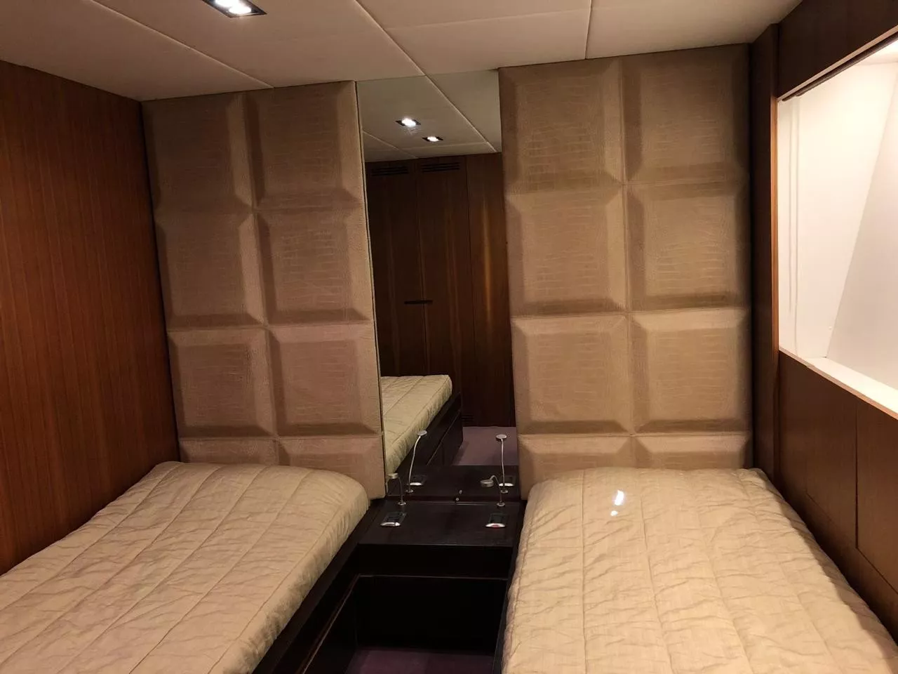 https://dev-api.arconyachts.com/storage/media/24598/conversions/665_4628345479-optimize.webp